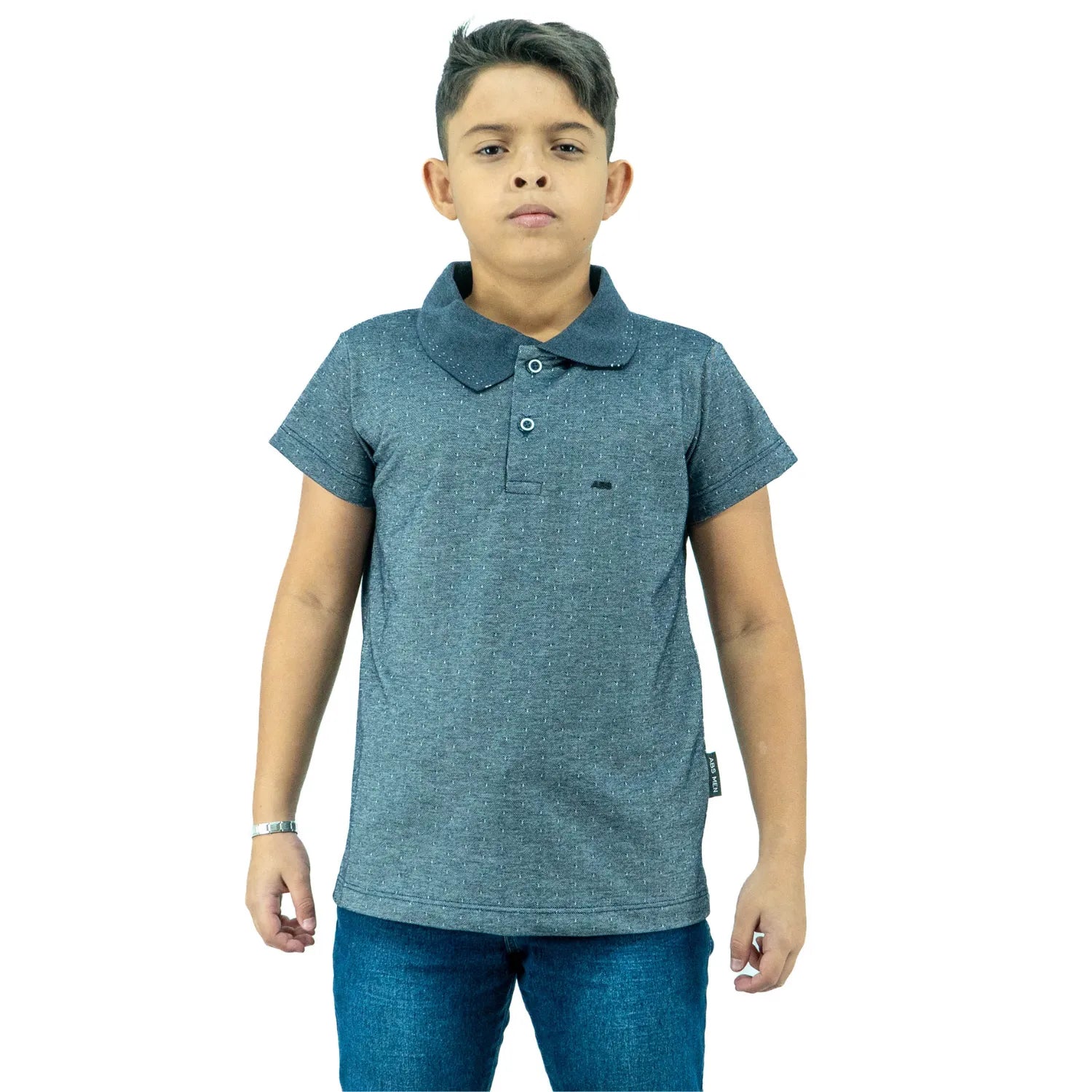 Modelo infantil usando camisa polo cinza de algodão e poliéster com estampa maquinetada da Absinto Men.