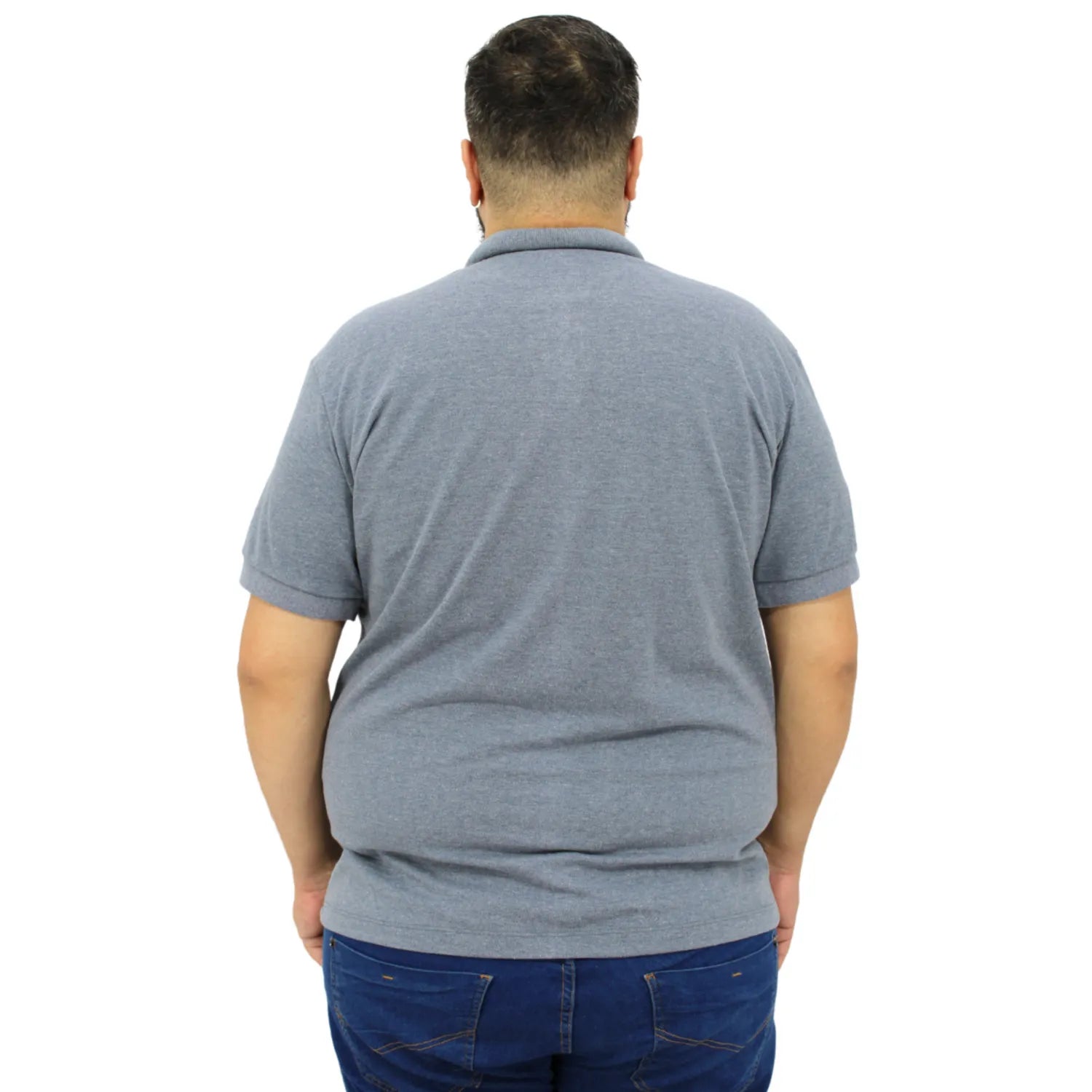Camisa polo masculina plus size lisa, na cor cinza. Foto de modelo vestindo a camisa polo da marca Absinto Men.