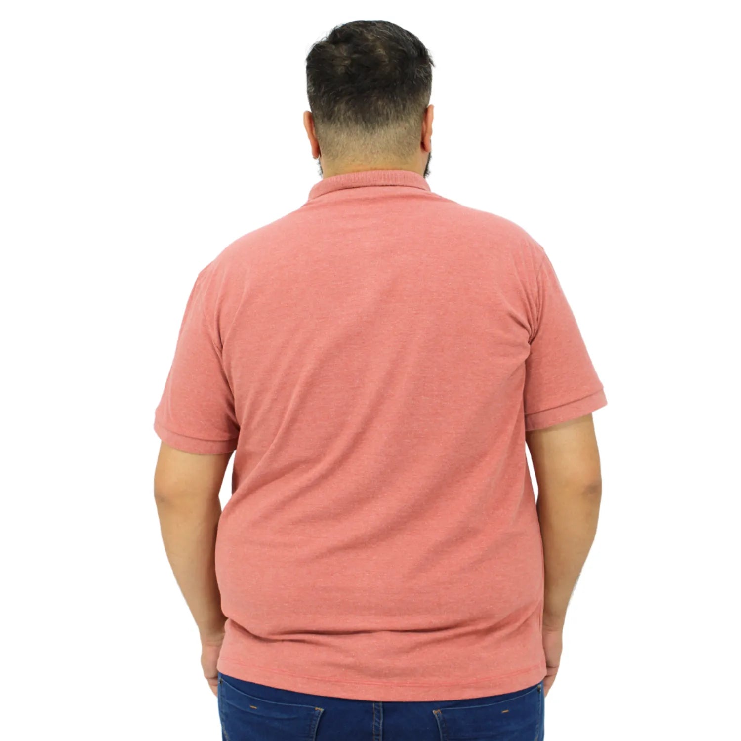 Camisa polo masculina plus size lisa, na cor salmão. Foto de modelo vestindo a camisa polo da marca Absinto Men.
