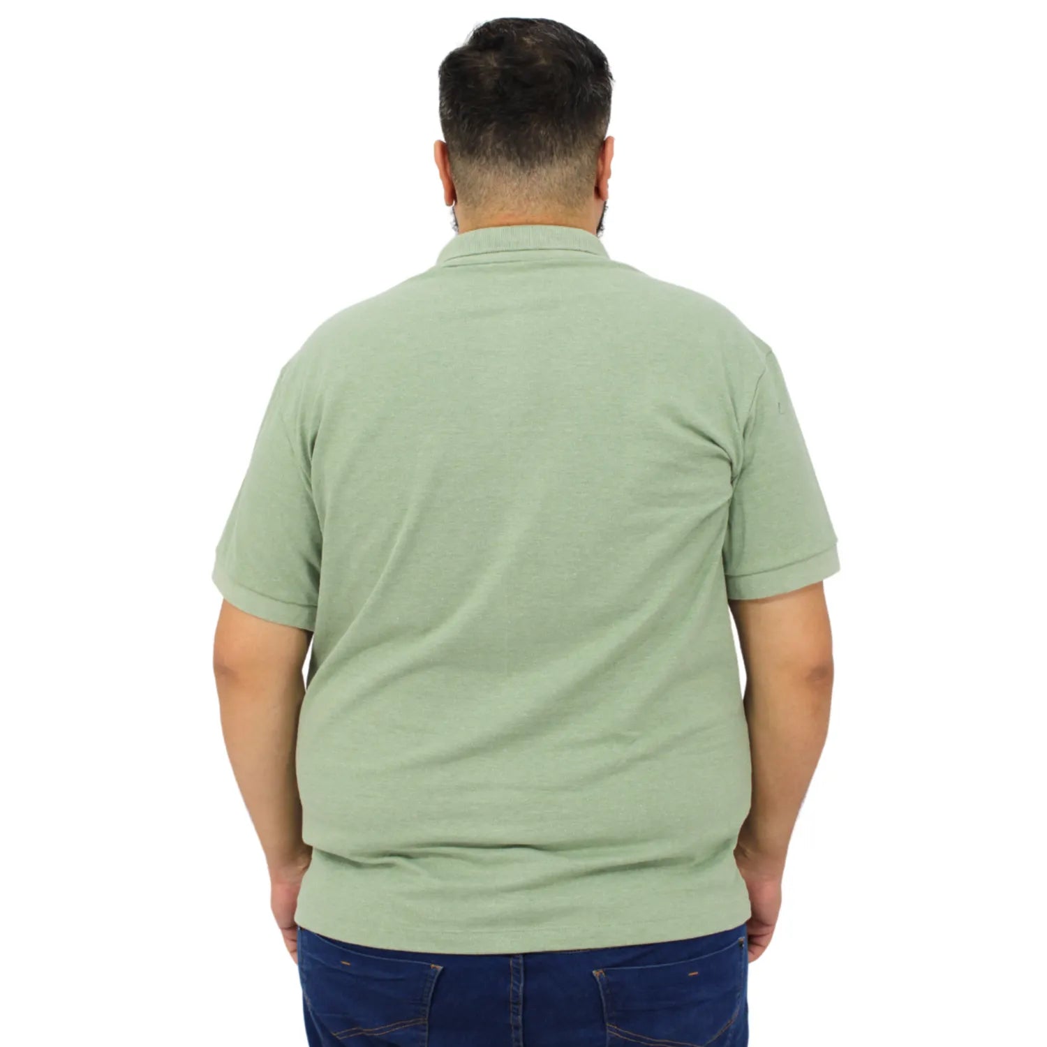 Camisa polo masculina plus size lisa, na cor verde lodo. Foto de modelo vestindo a camisa polo da marca Absinto Men.