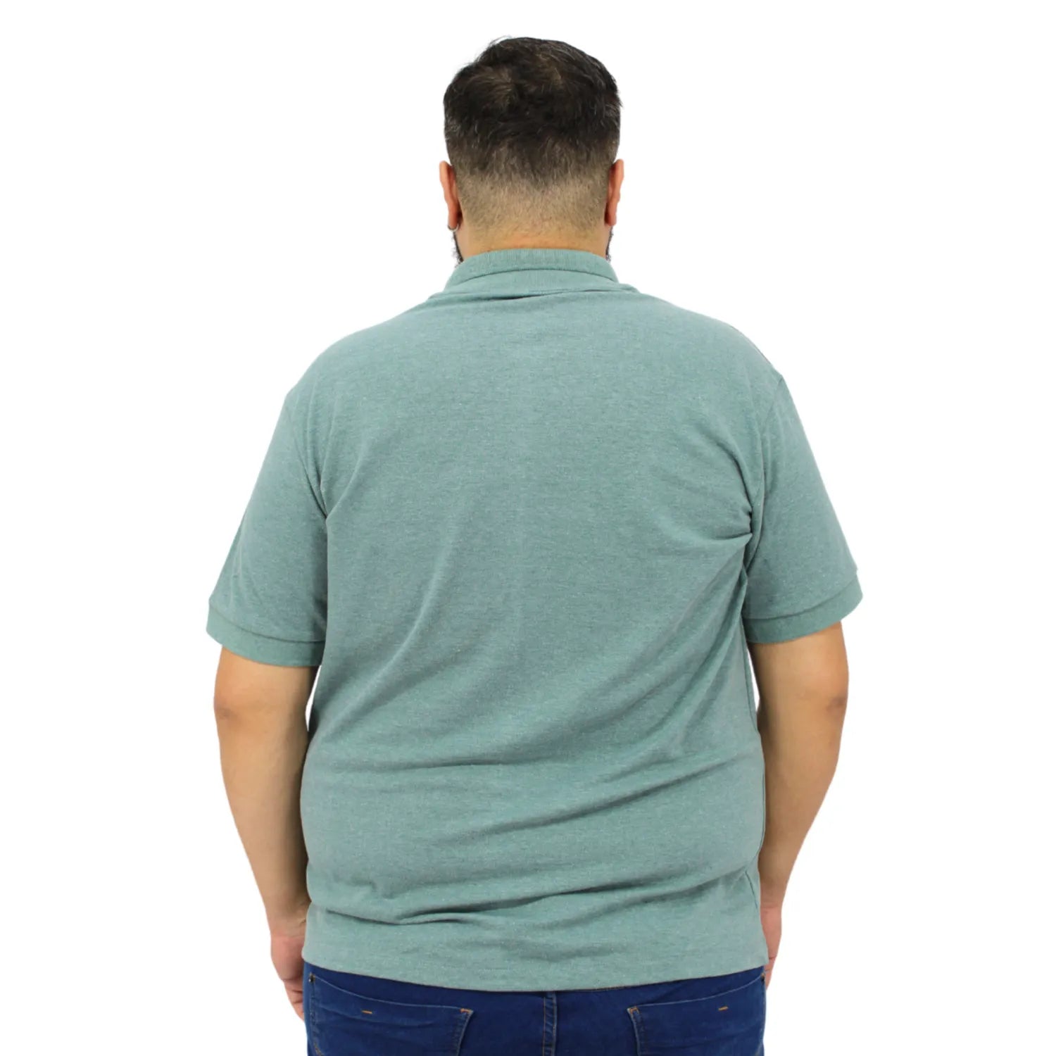 Camisa polo masculina plus size lisa, na cor verde. Foto de modelo vestindo a camisa polo da marca Absinto Men.