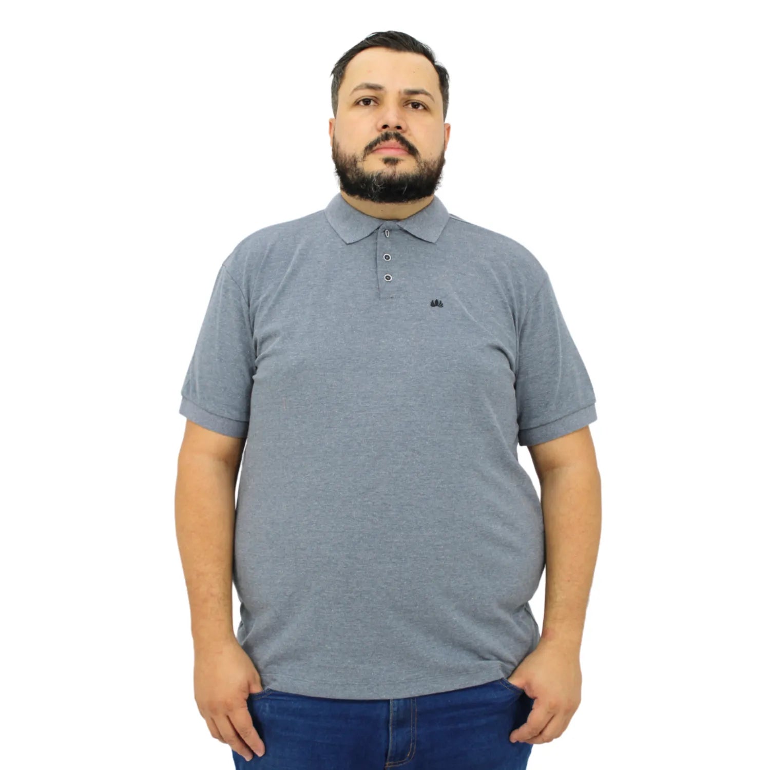 Camisa polo masculina plus size lisa, na cor cinza. Foto de modelo vestindo a camisa polo da marca Absinto Men.