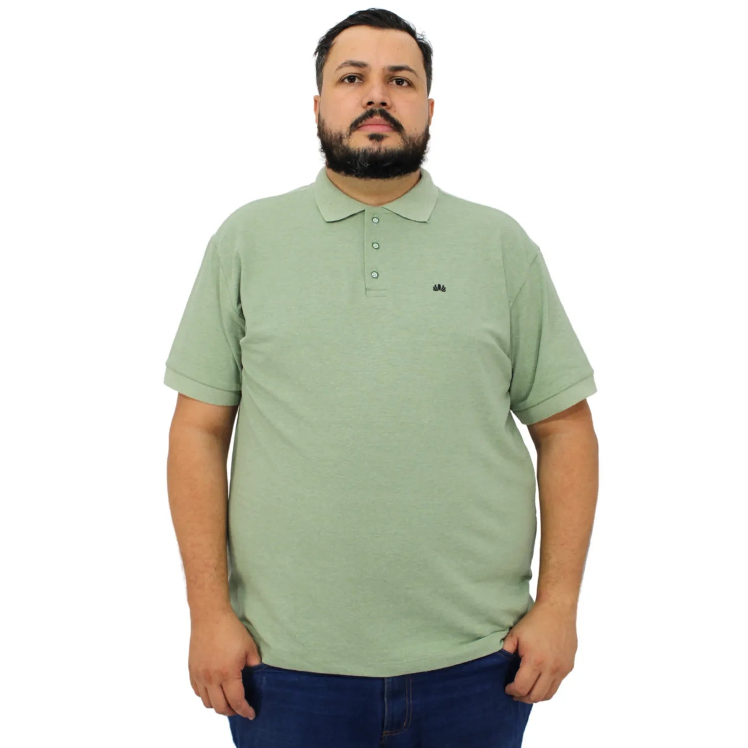 Camisa polo masculina plus size lisa, na cor verde lodo. Foto de modelo vestindo a camisa polo da marca Absinto Men.
