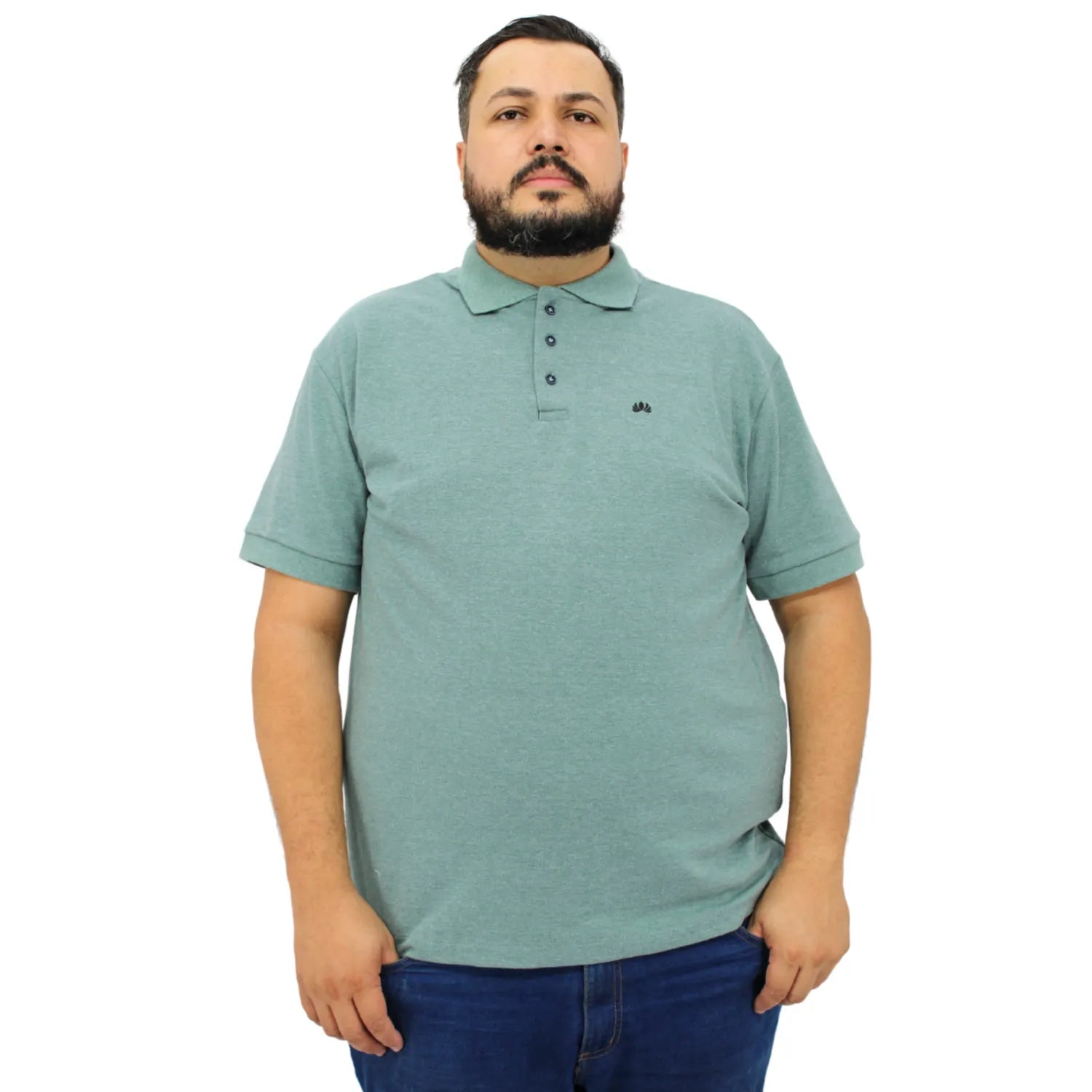 Camisa polo masculina plus size lisa, na cor verde. Foto de modelo vestindo a camisa polo da marca Absinto Men.