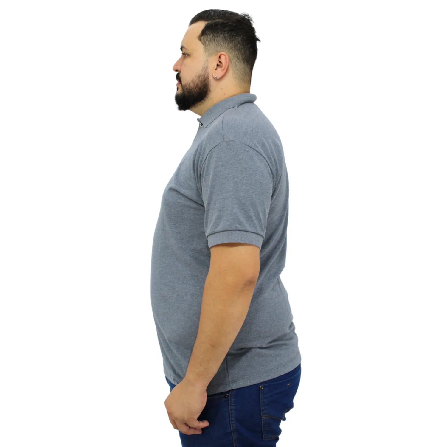 Camisa polo masculina plus size lisa, na cor cinza. Foto de modelo vestindo a camisa polo da marca Absinto Men.
