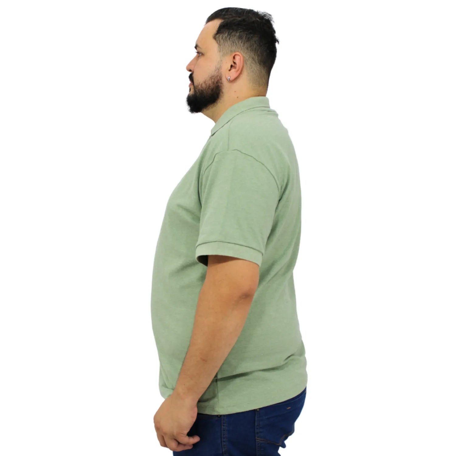 Camisa polo masculina plus size lisa, na cor verde lodo. Foto de modelo vestindo a camisa polo da marca Absinto Men.
