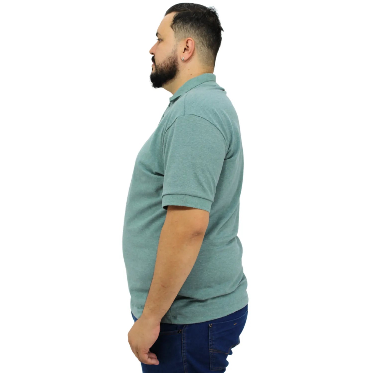 Camisa polo masculina plus size lisa, na cor verde. Foto de modelo vestindo a camisa polo da marca Absinto Men.