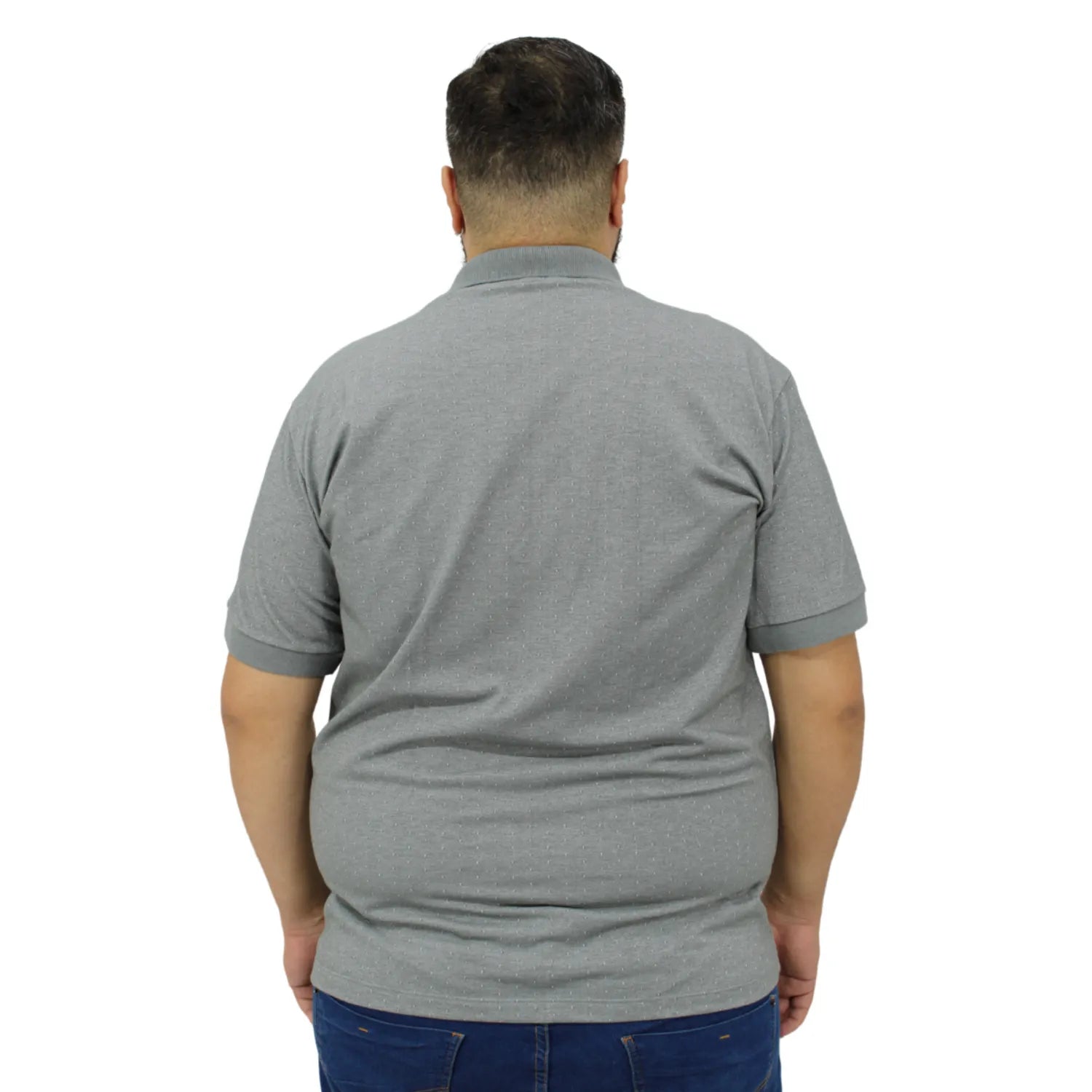 Camisa polo masculina plus size, com tecido maquinetado na cor cinza claro. Foto de modelo vestindo a camisa polo da marca Absinto Men.
