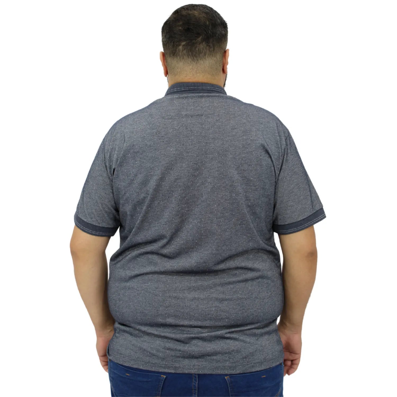 Camisa polo masculina plus size, com tecido maquinetado na cor cinza. Foto de modelo vestindo a camisa polo da marca Absinto Men.
