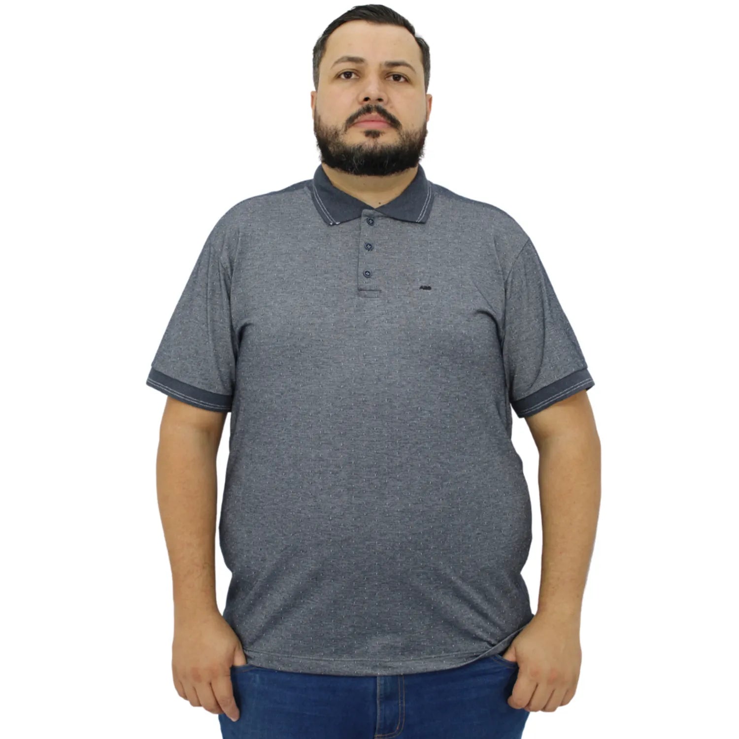 Camisa polo masculina plus size, com tecido maquinetado na cor cinza. Foto de modelo vestindo a camisa polo da marca Absinto Men.