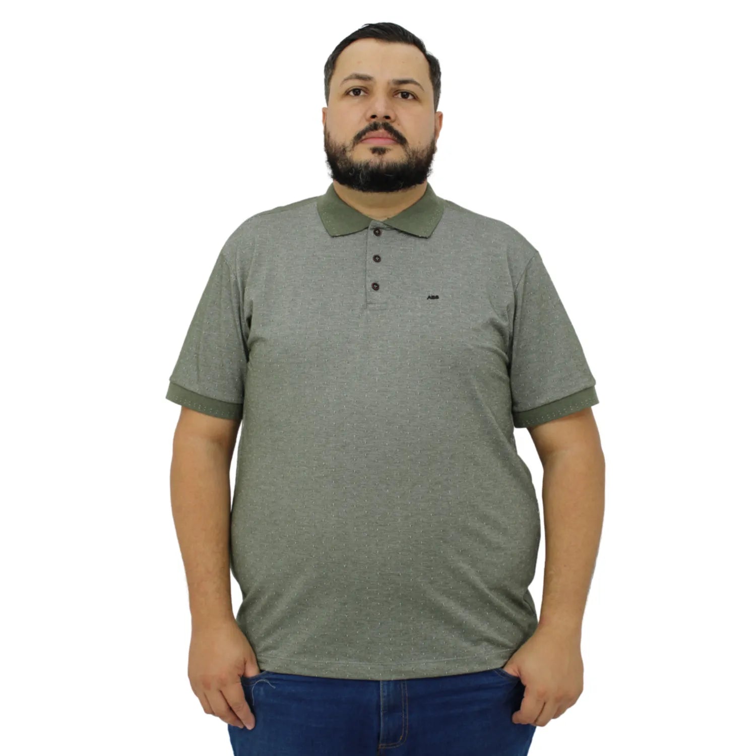 Camisa polo masculina plus size, com tecido maquinetado na cor verde lodo. Foto de modelo vestindo a camisa polo da marca Absinto Men.