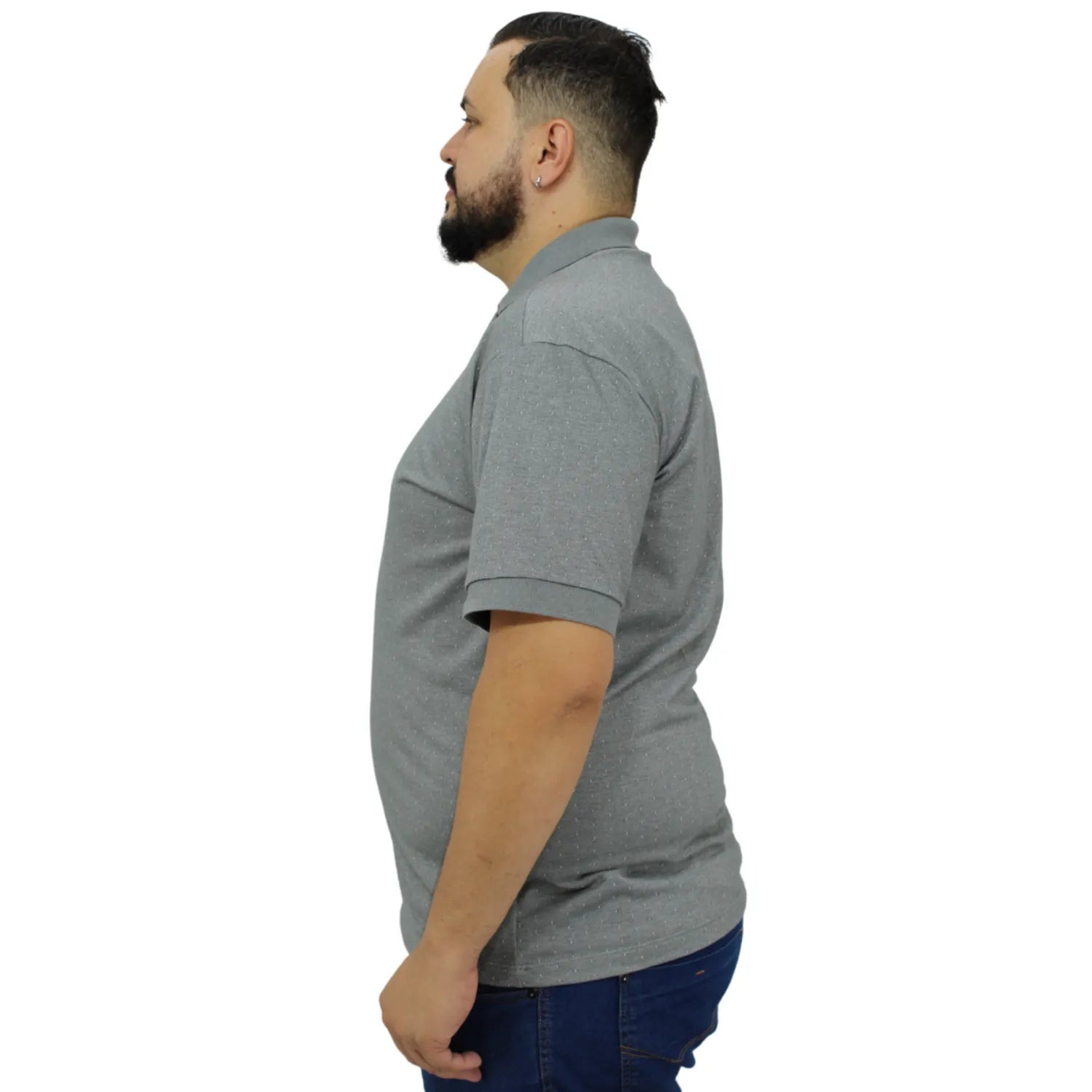 Camisa polo masculina plus size, com tecido maquinetado na cor cinza claro. Foto de modelo vestindo a camisa polo da marca Absinto Men.