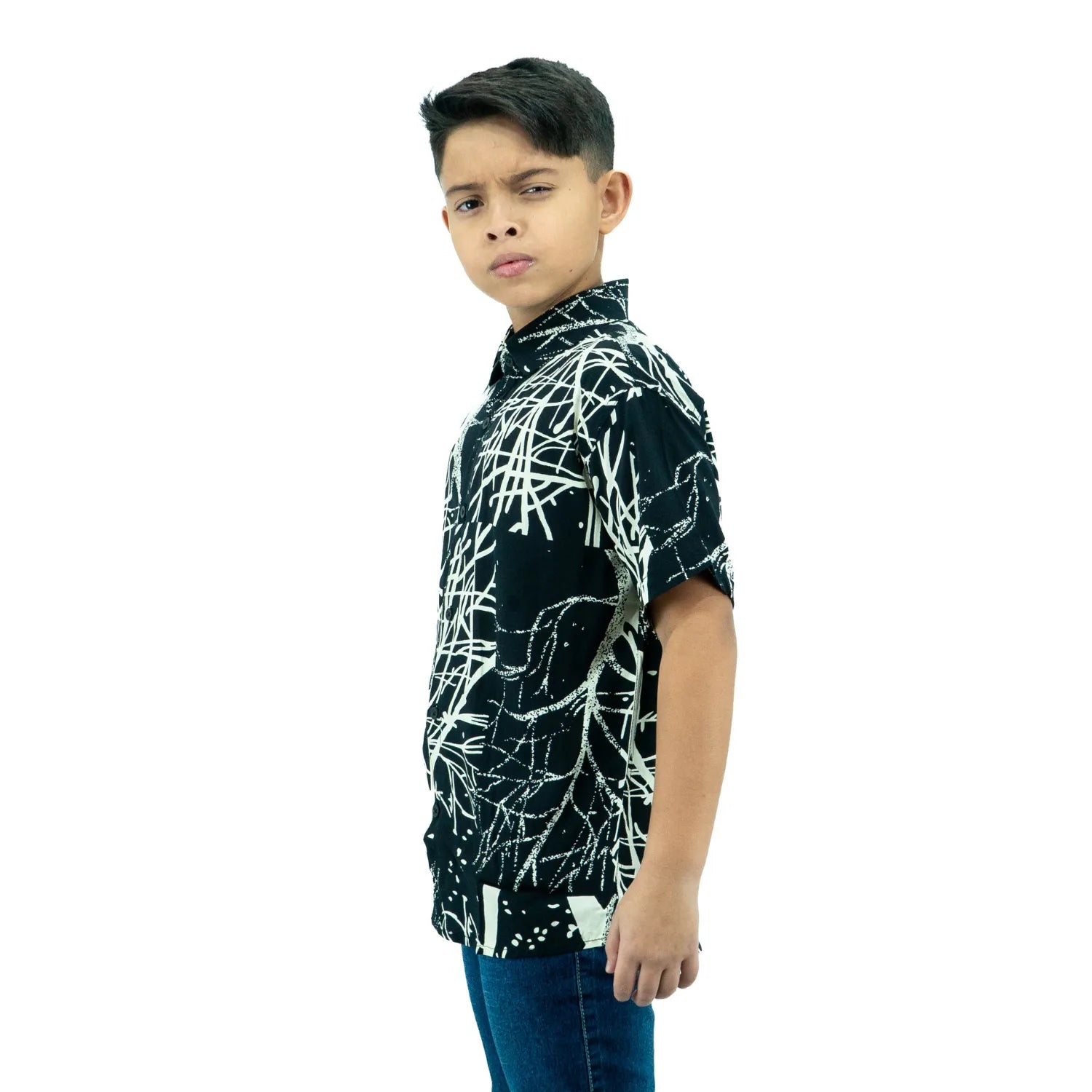 Look completo com a camisa social infantil Absinto Men preta de estampa galhos com calça