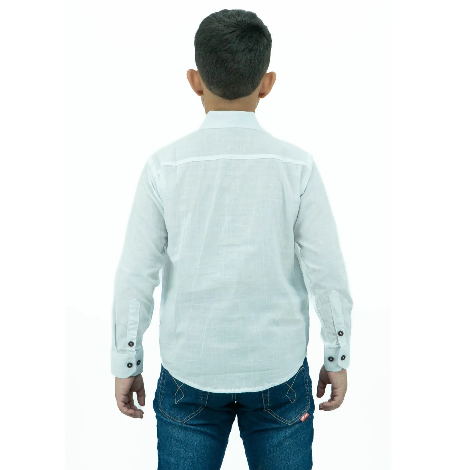 Costas da camisa social na cor branca infantil de algodão, com textura que imita linho, da marca Absinto Men.