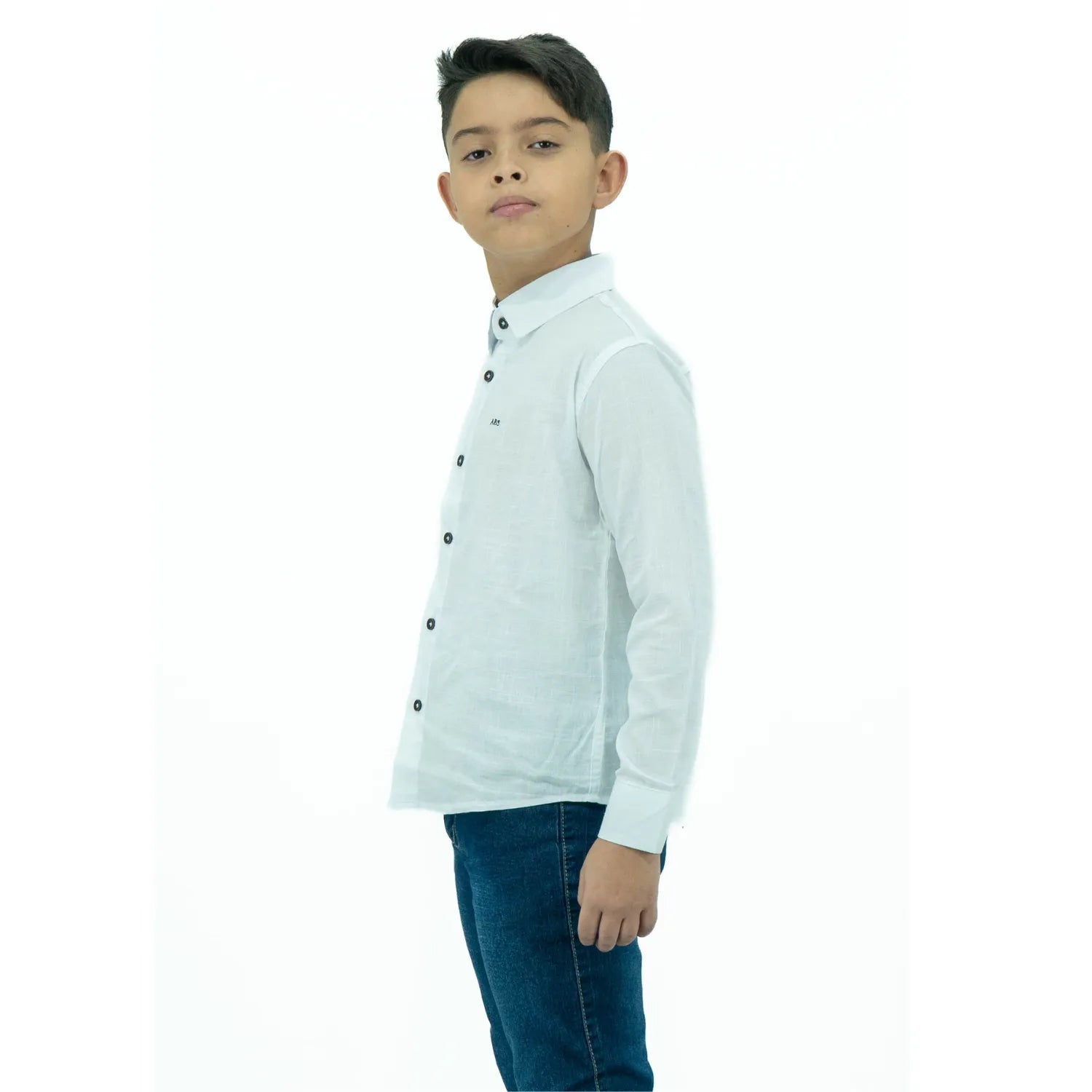 Modelo infantil usando camisa social de algodão, estilo linho, de manga longa da Absinto Men na cor branca.