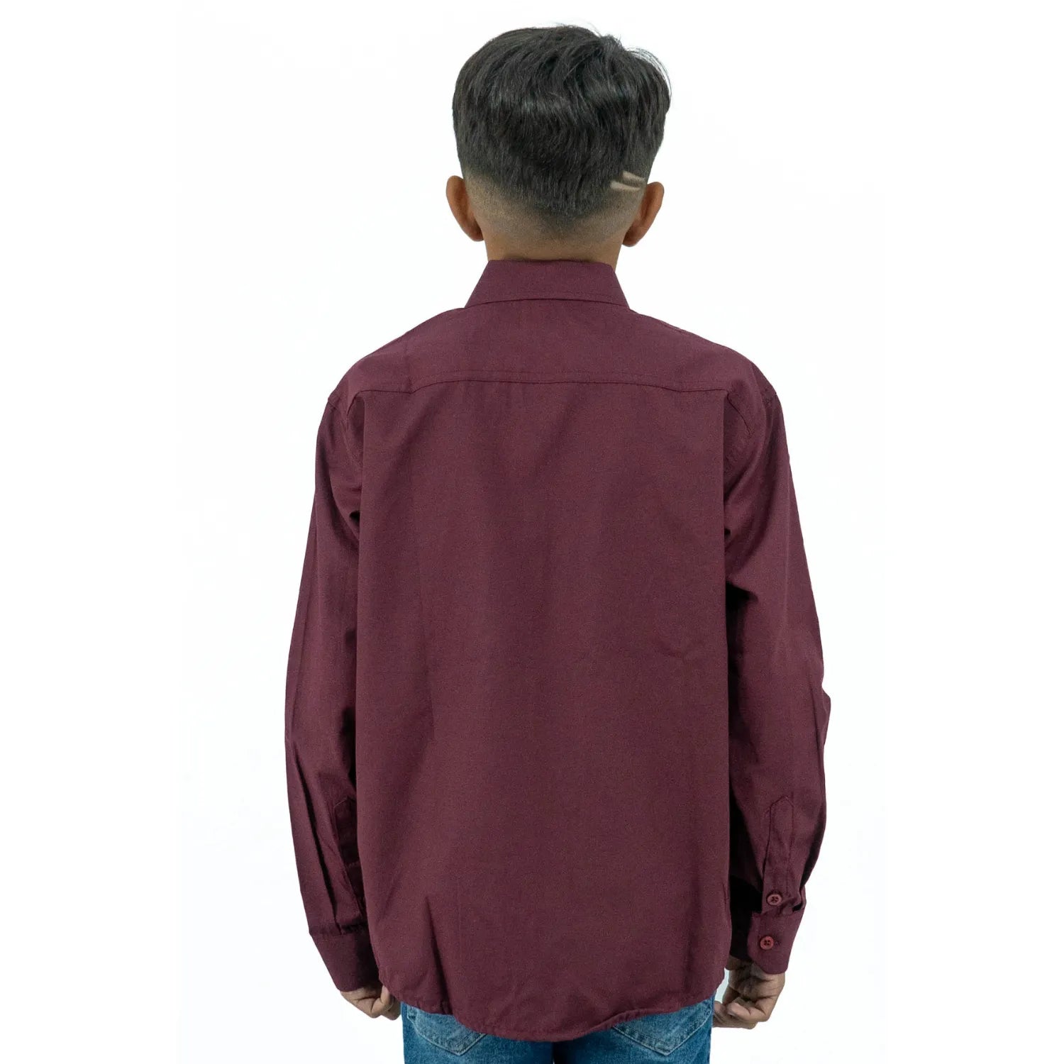 Modelo infantil de costas usando camisa social lisa bordô, de manga longa de algodão e poliéster da Absinto Men.