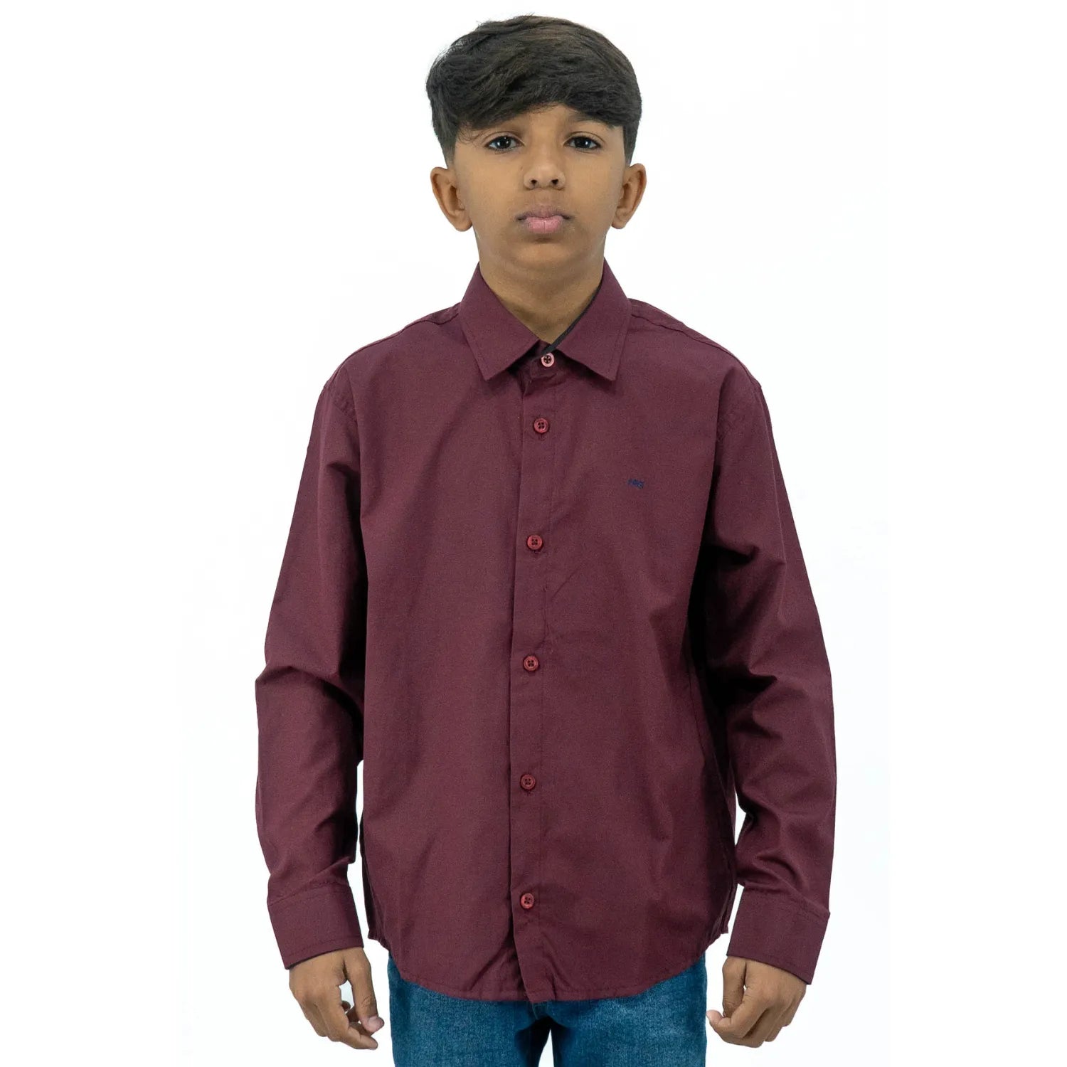 Modelo infantil usando camisa social lisa bordô, de manga longa de algodão e poliéster da Absinto Men.