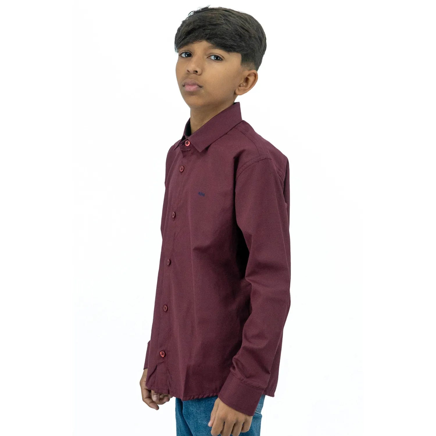 Foto de camisa social infantil lisa, de manga longa, da marca Absinto Men na cor bordô.