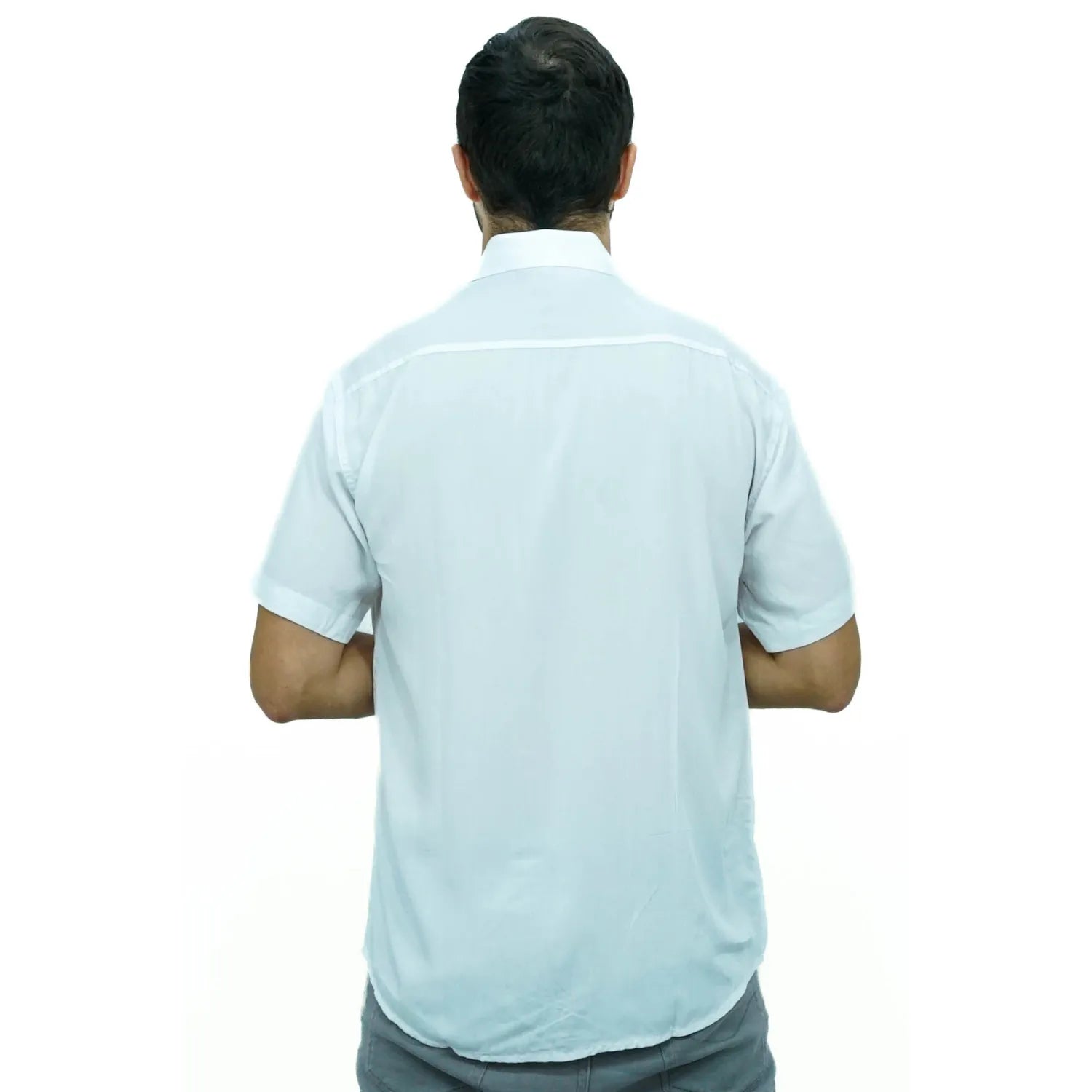Camisa social manga curta lisa, algodão, na cor branca. Foto de modelo usando camisa social da Absinto men.