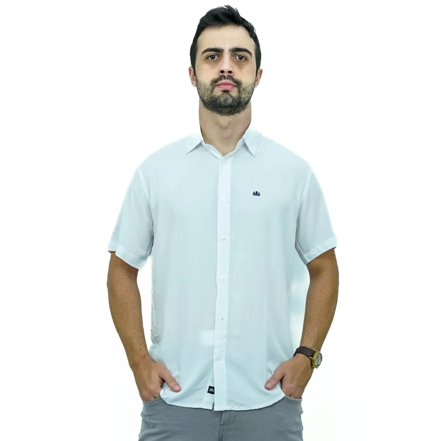 Camisa social manga curta lisa, algodão, na cor branca. Foto de modelo usando camisa social da Absinto men.