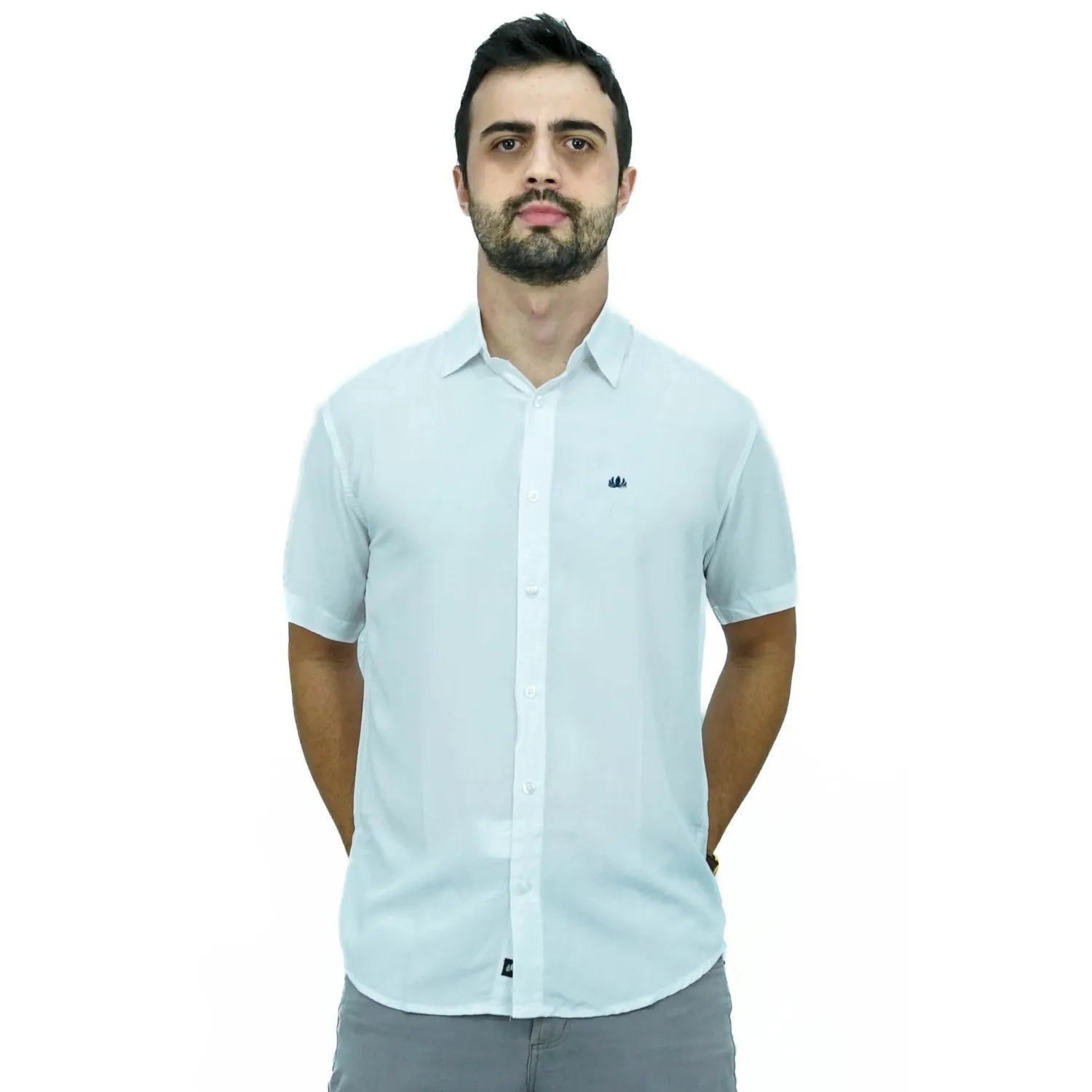 Camisa social manga curta lisa, algodão, na cor branca. Foto de modelo usando camisa social da Absinto men.