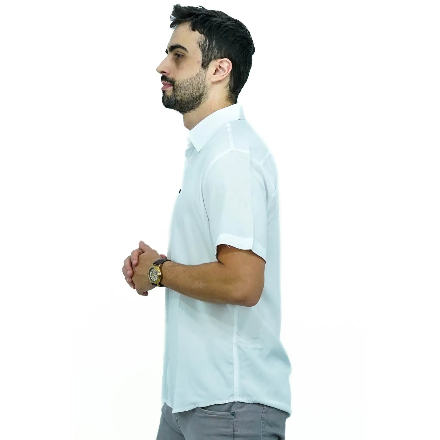 Camisa social manga curta lisa, algodão, na cor branca. Foto de modelo usando camisa social da Absinto men.