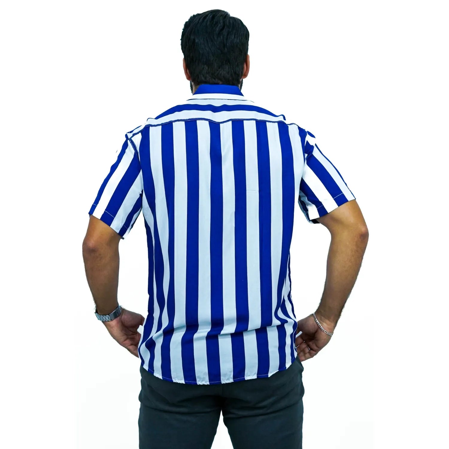 Camisa social manga curta listrada, aldodão, na cor azul. Foto de modelo vestindo a camisa social da absinto men.