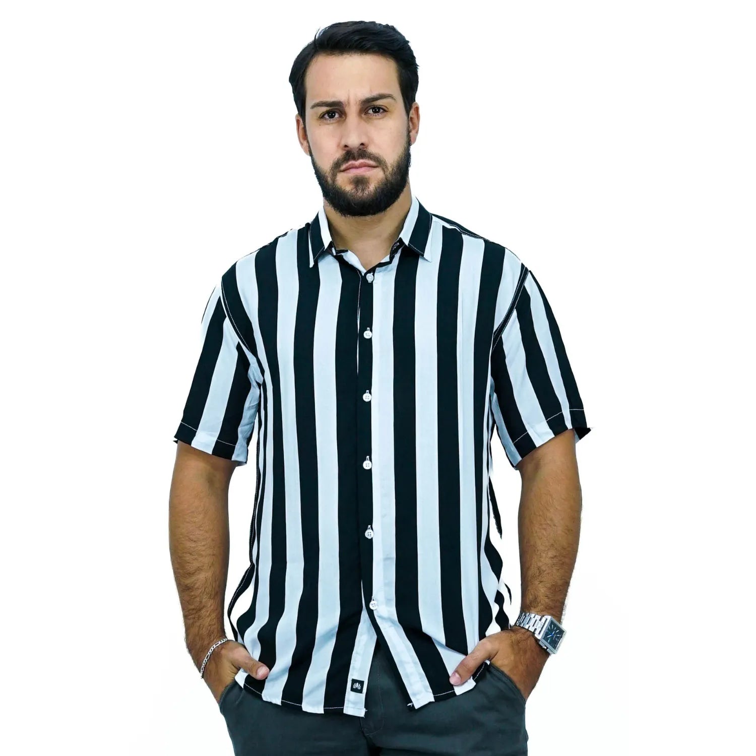 Camisa social manga curta listrada, aldodão, na cor preta. Foto de modelo vestindo a camisa social da absinto men.