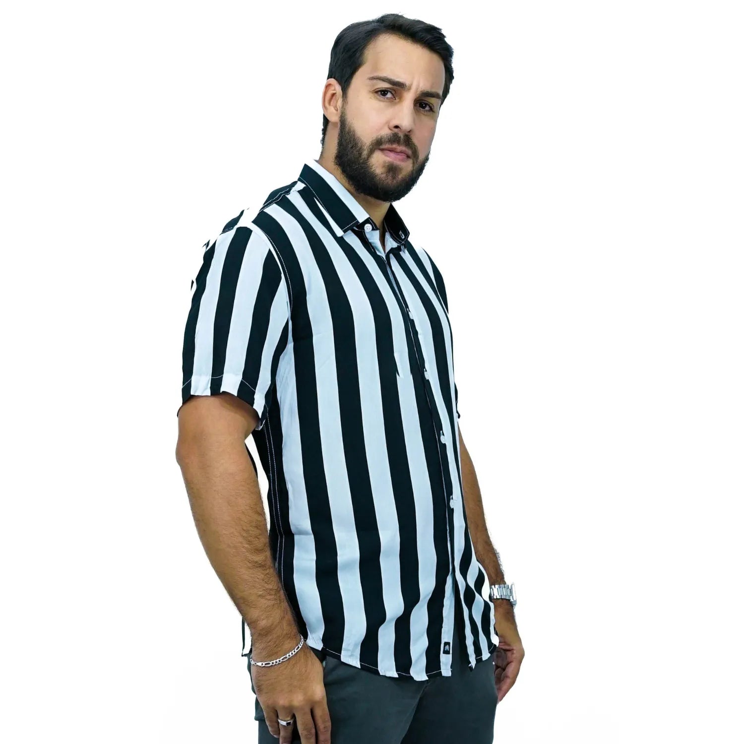 Camisa social manga curta listrada, aldodão, na cor preta. Foto de modelo vestindo a camisa social da absinto men.
