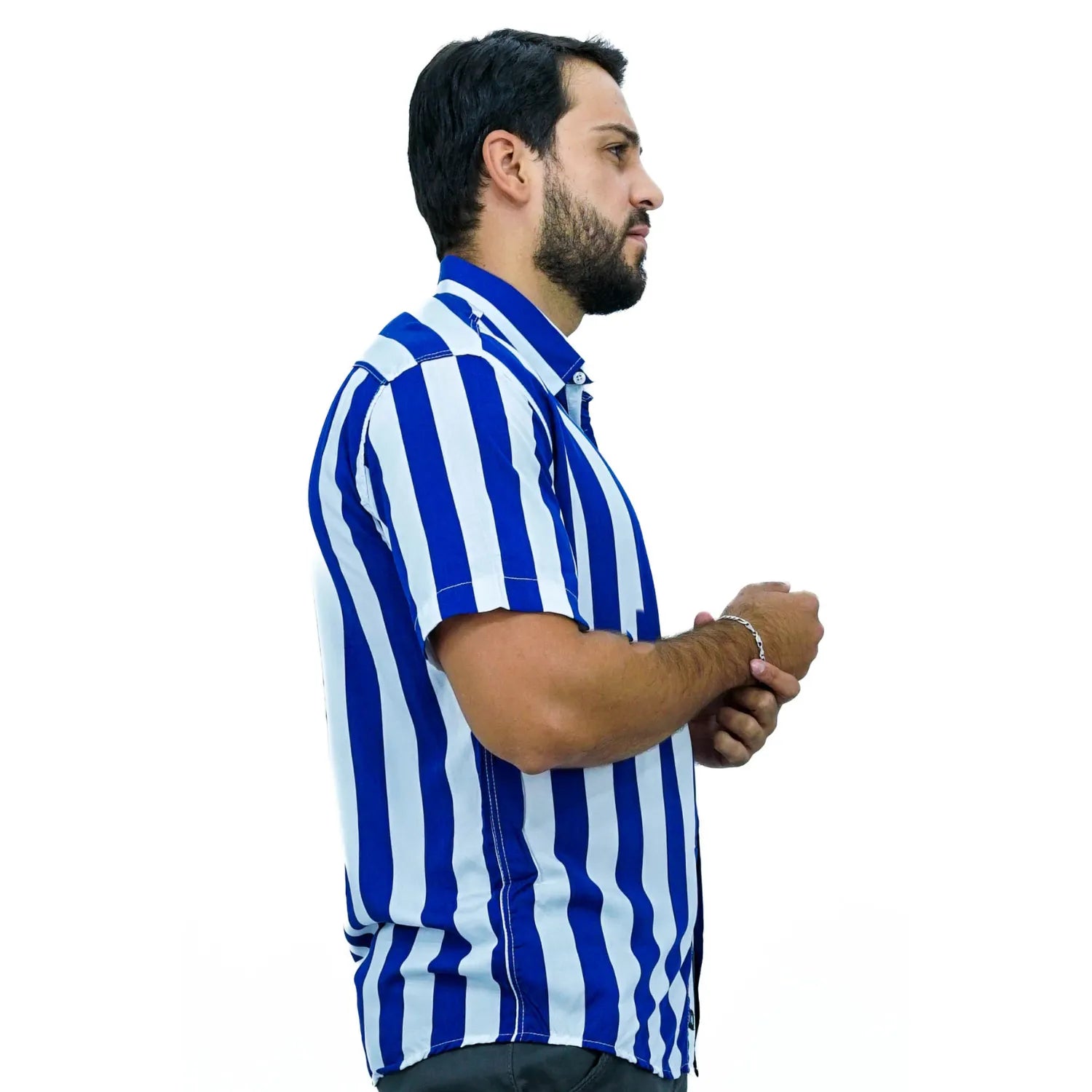 Camisa social manga curta listrada, aldodão, na cor azul. Foto de modelo vestindo a camisa social da absinto men.