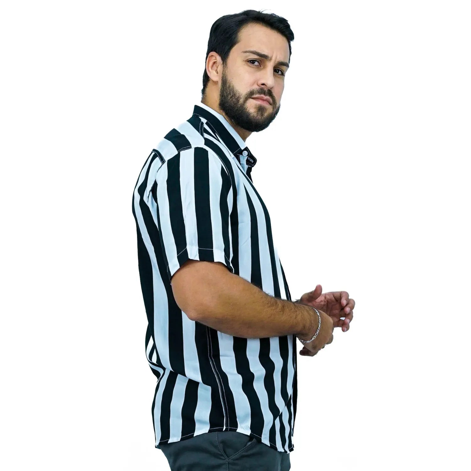 Camisa social manga curta listrada, aldodão, na cor preta. Foto de modelo vestindo a camisa social da absinto men.