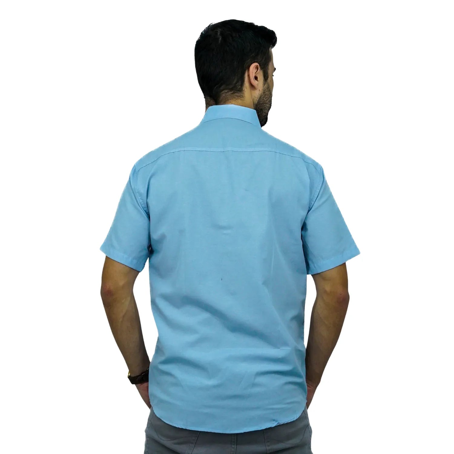 Camisa social masculina manga curta com bolso, na cor azul. Foto de modelo vestindo a camisa casual da marca Absinto Men.