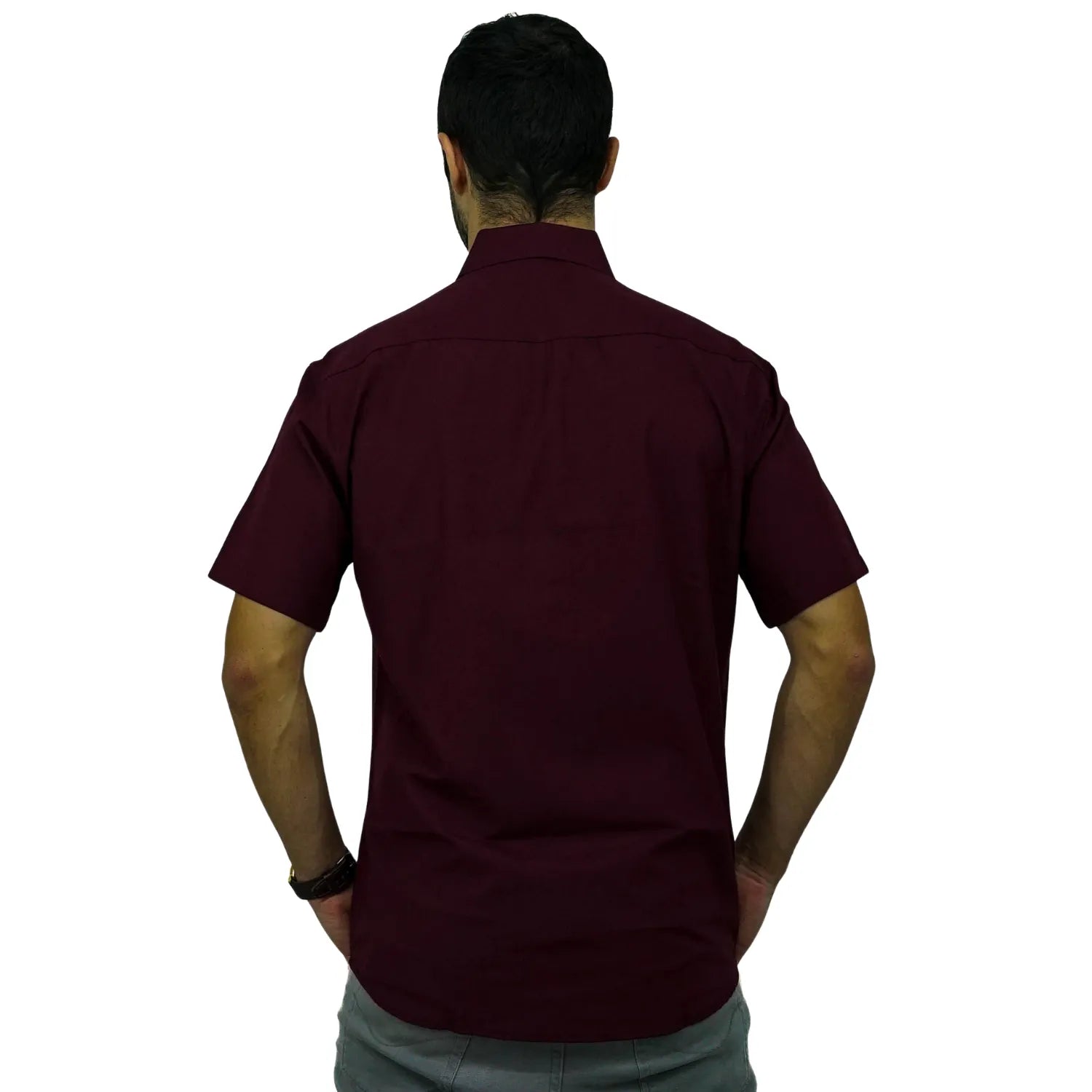 Camisa social masculina manga curta com bolso, na cor bordô. Foto de modelo vestindo a camisa casual da marca Absinto Men.