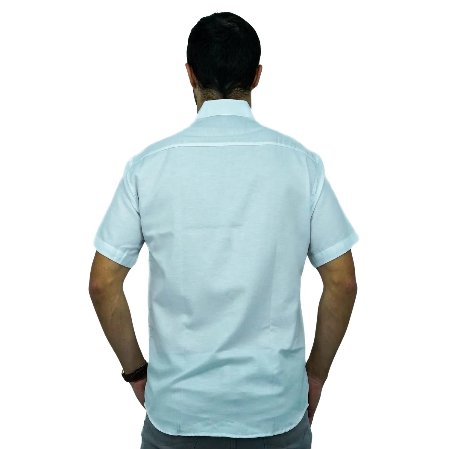 Camisa social masculina manga curta com bolso, na cor branca. Foto de modelo vestindo a camisa casual da marca Absinto Men.