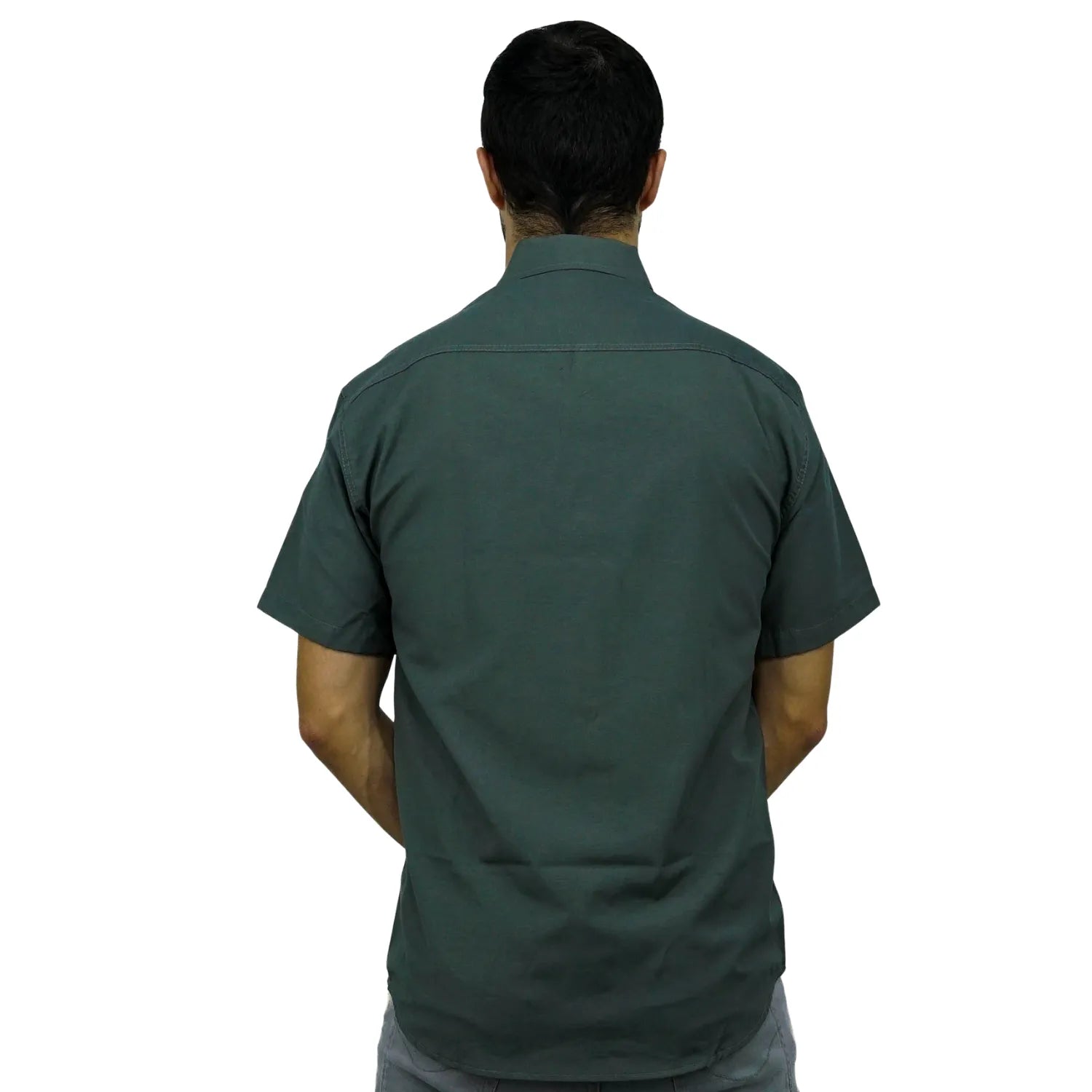 Camisa social masculina manga curta com bolso, na cor chumbo. Foto de modelo vestindo a camisa casual da marca Absinto Men.