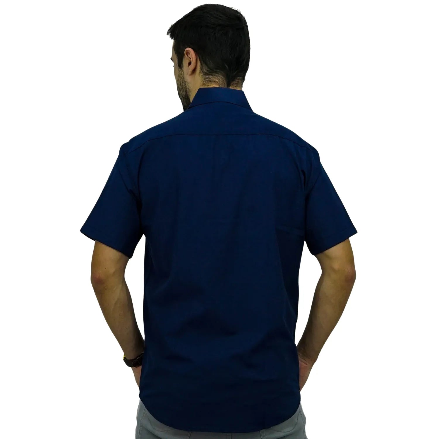 Camisa social masculina manga curta com bolso, na cor marinho. Foto de modelo vestindo a camisa casual da marca Absinto Men.