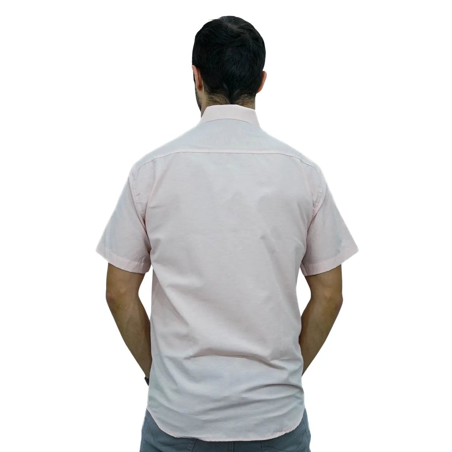 Camisa social masculina manga curta com bolso, na cor rosa. Foto de modelo vestindo a camisa casual da marca Absinto Men.