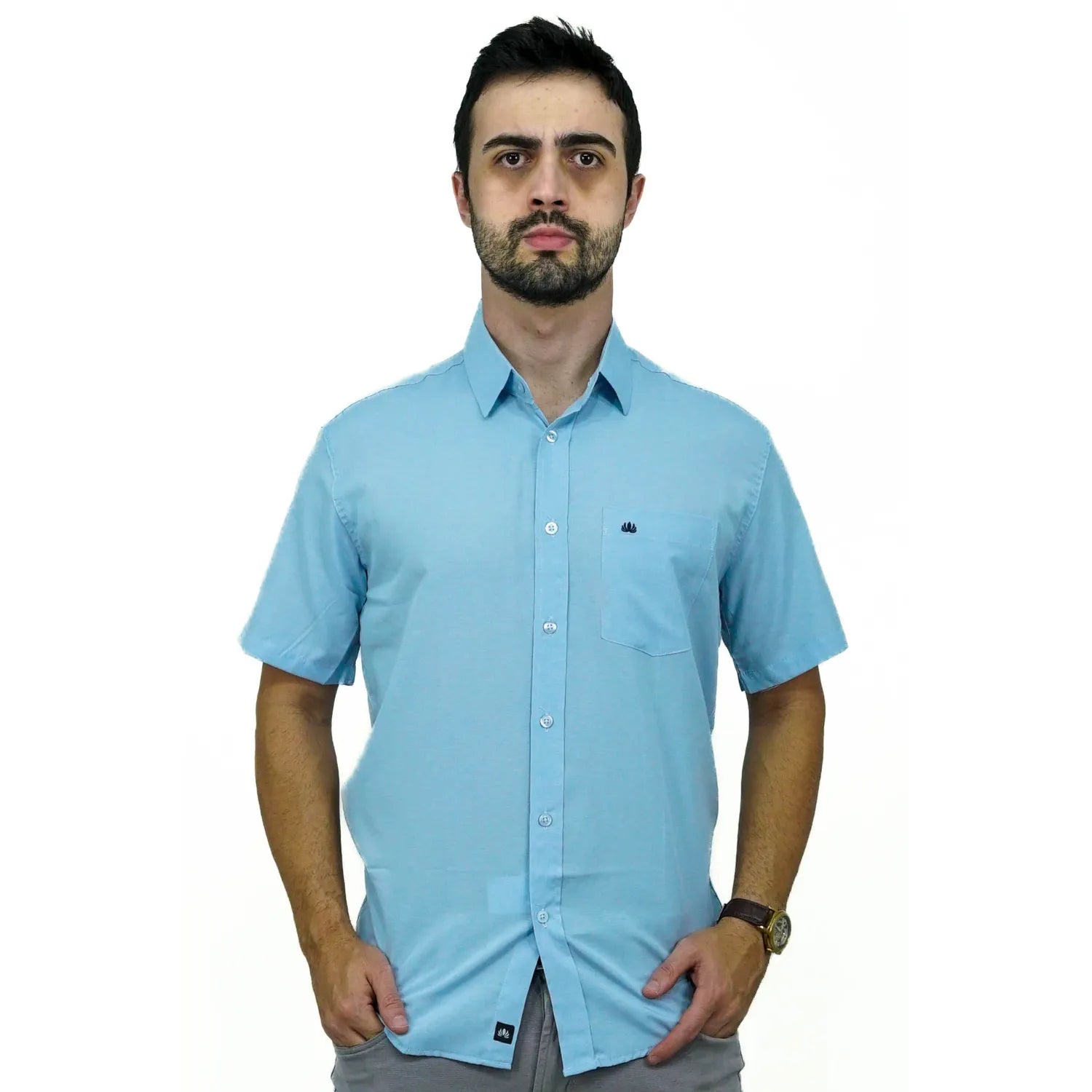 Camisa social masculina manga curta com bolso, na cor azul. Foto de modelo vestindo a camisa casual da marca Absinto Men.