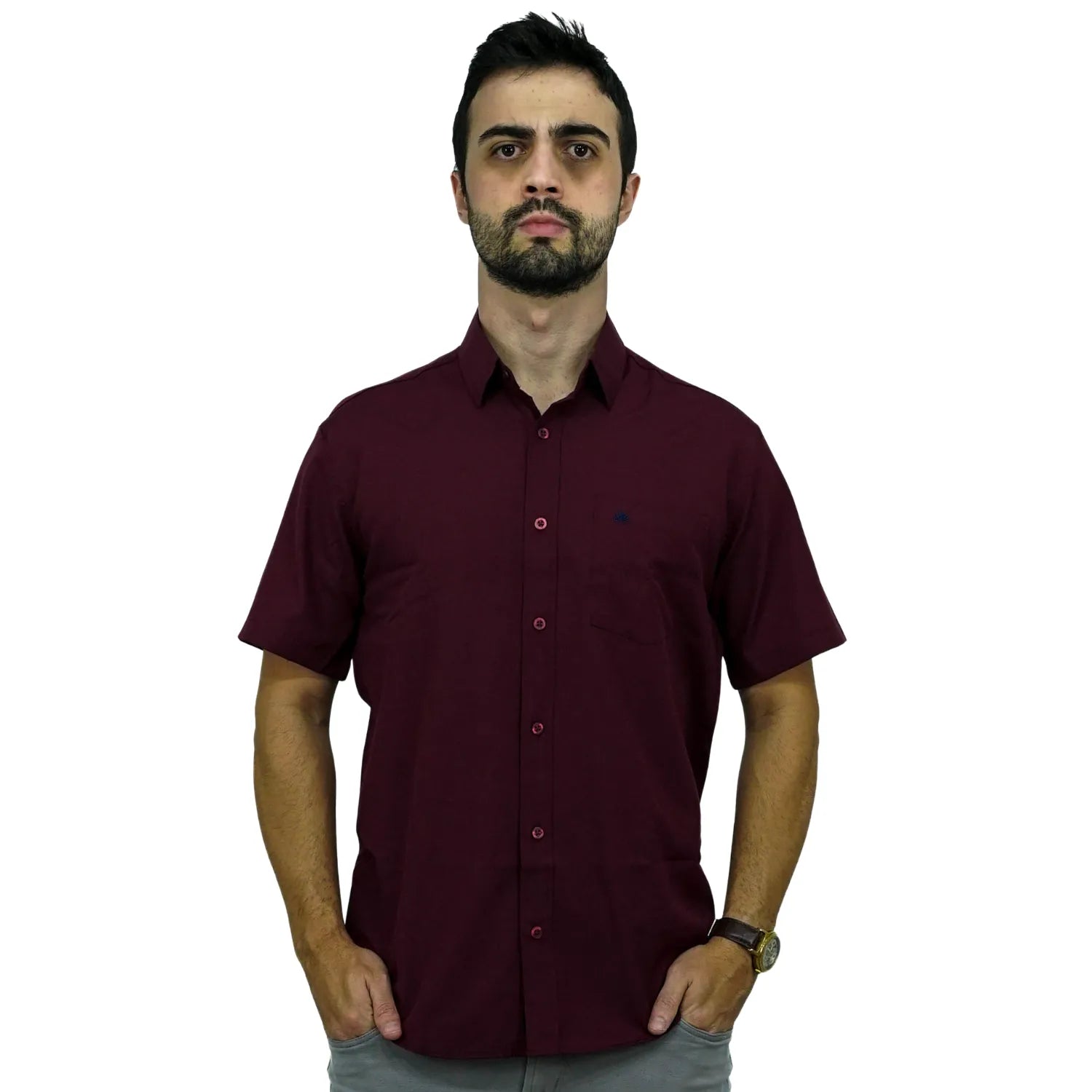 Camisa social masculina manga curta com bolso, na cor bordô. Foto de modelo vestindo a camisa casual da marca Absinto Men.