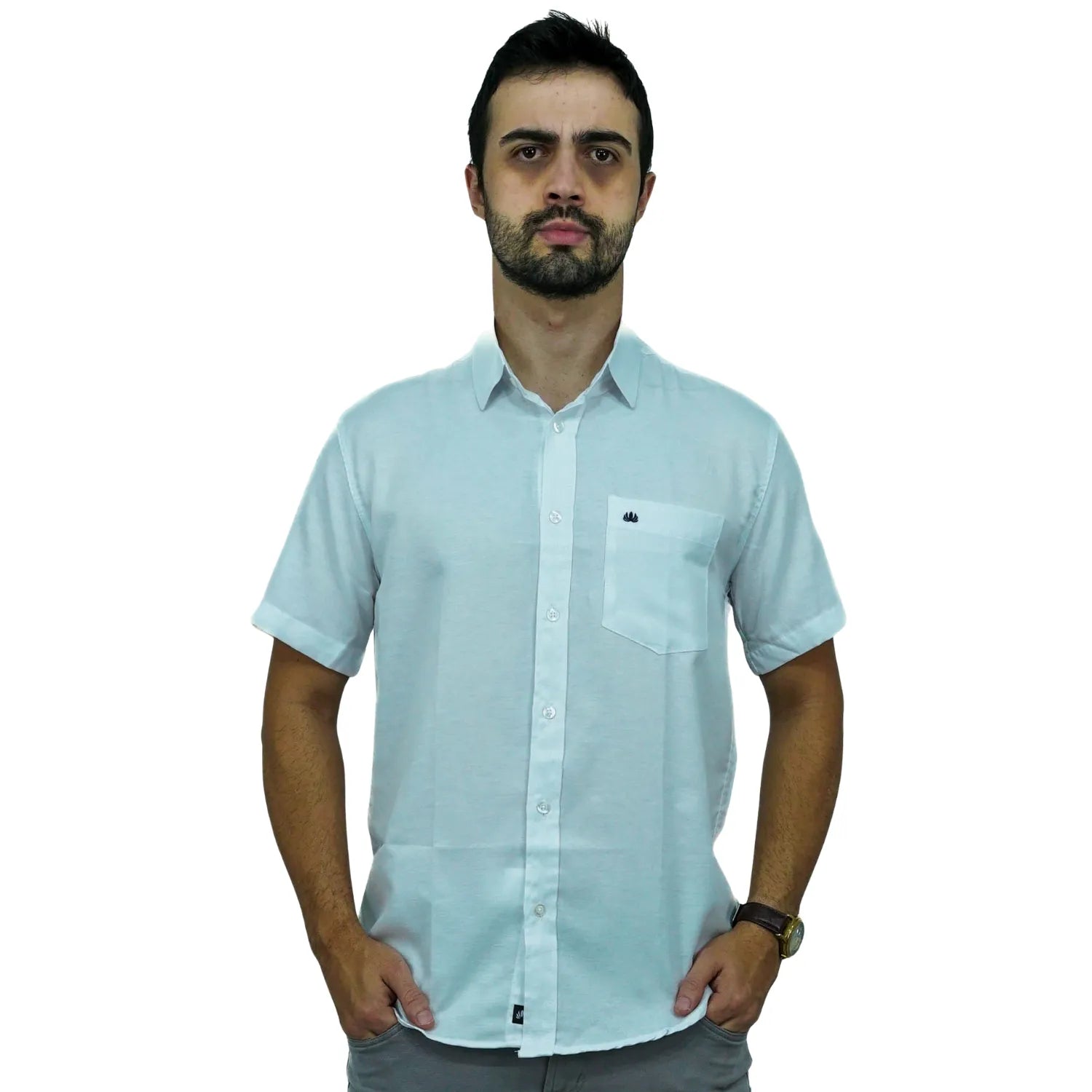 Camisa social masculina manga curta com bolso, na cor branca. Foto de modelo vestindo a camisa casual da marca Absinto Men.