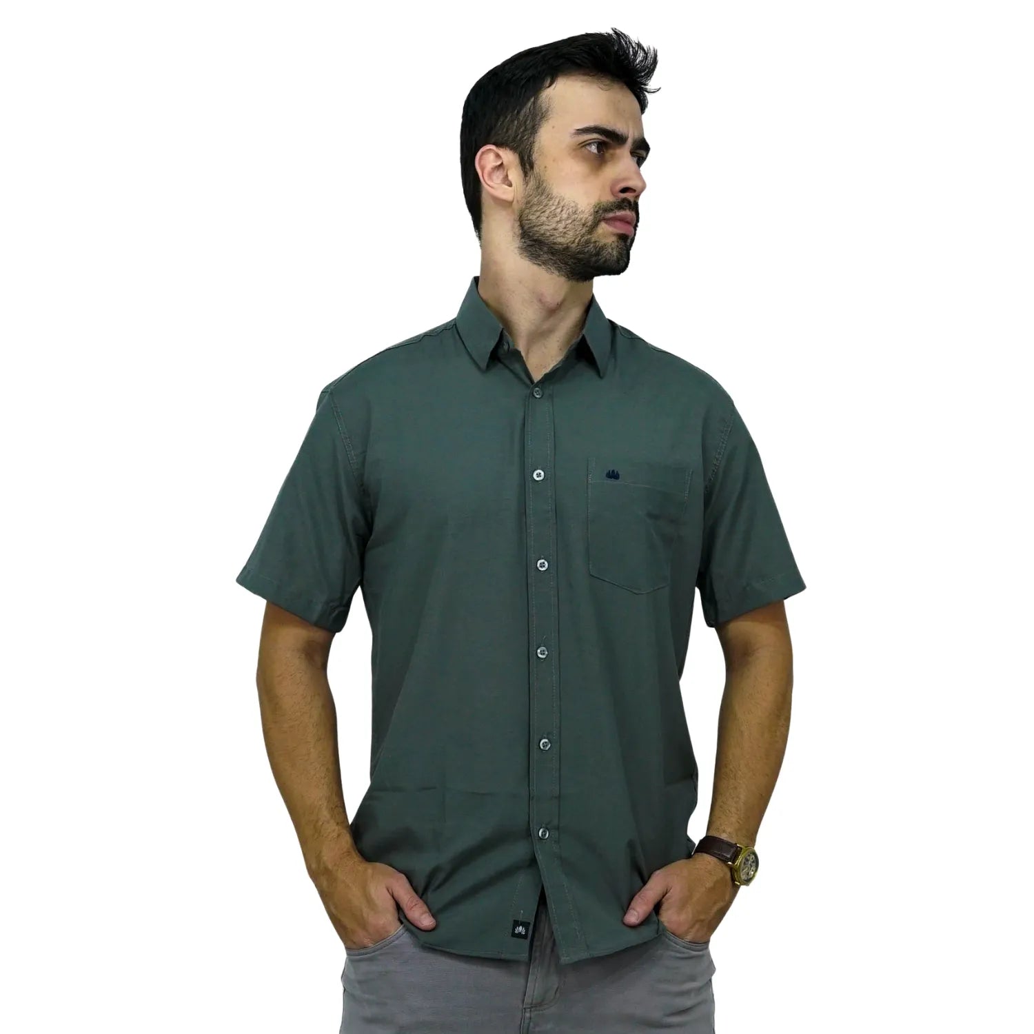 Camisa social masculina manga curta com bolso, na cor chumbo. Foto de modelo vestindo a camisa casual da marca Absinto Men.