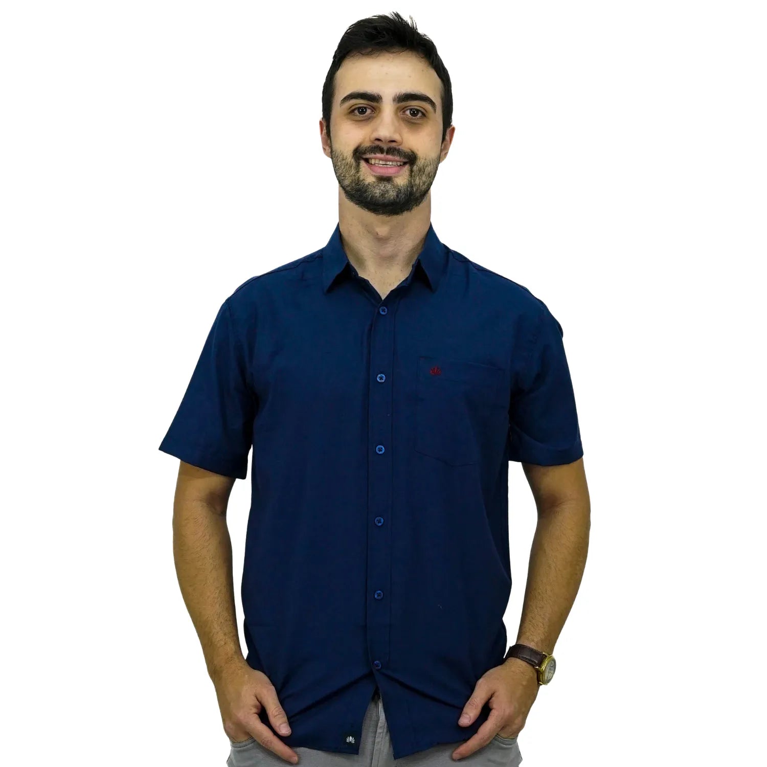 Camisa social masculina manga curta com bolso, na cor marinho. Foto de modelo vestindo a camisa casual da marca Absinto Men.