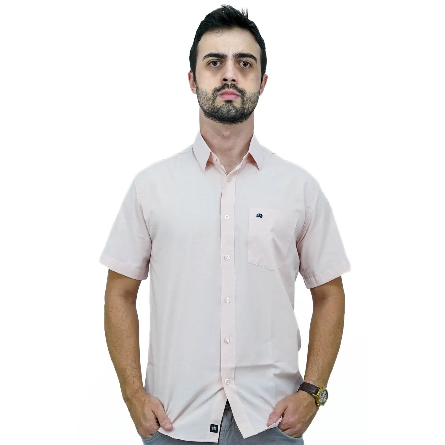 Camisa social masculina manga curta com bolso, na cor rosa. Foto de modelo vestindo a camisa casual da marca Absinto Men.