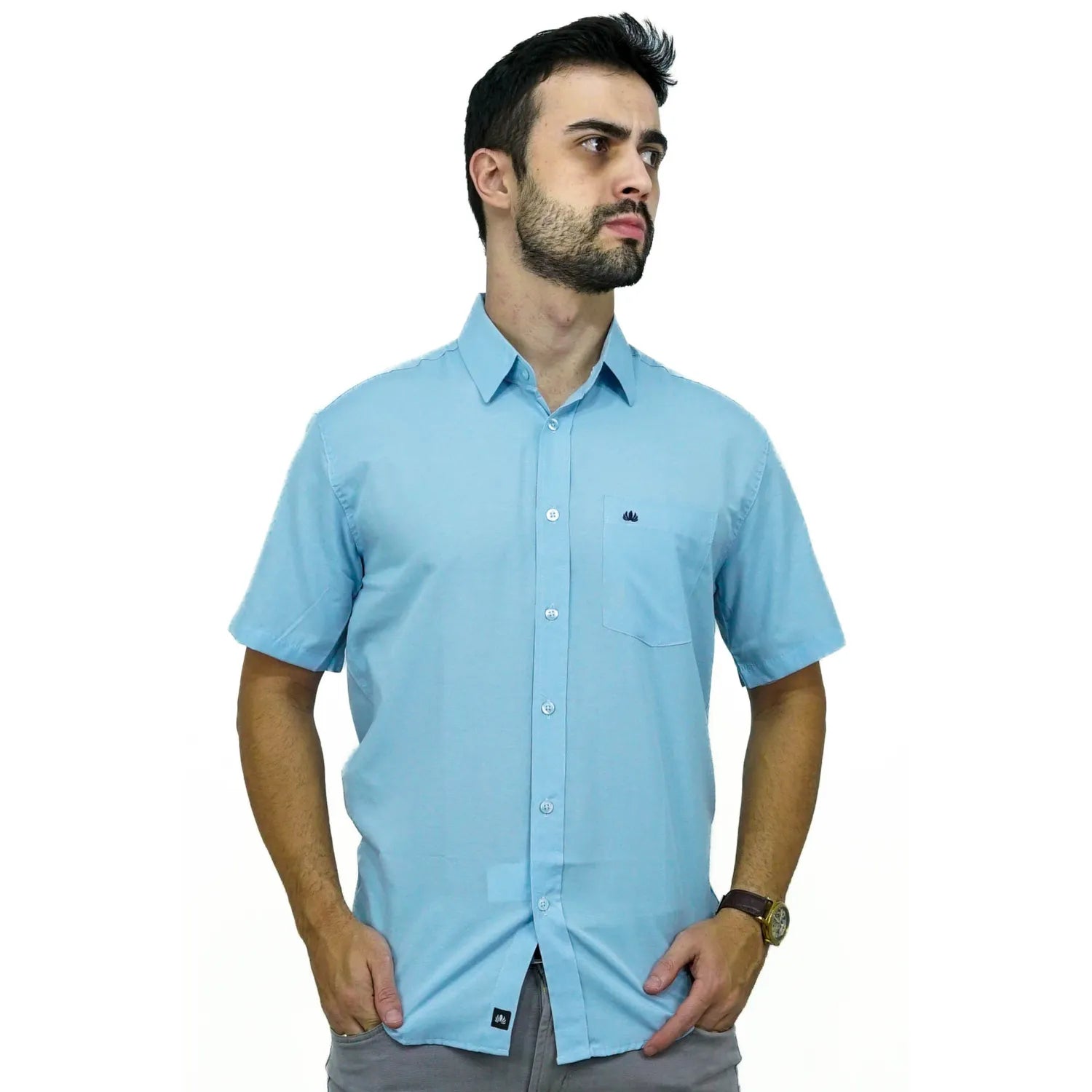 Camisa social masculina manga curta com bolso, na cor azul. Foto de modelo vestindo a camisa casual da marca Absinto Men.