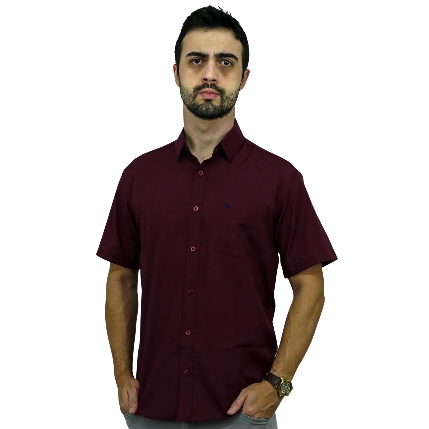 Camisa social masculina manga curta com bolso, na cor bordô. Foto de modelo vestindo a camisa casual da marca Absinto Men.