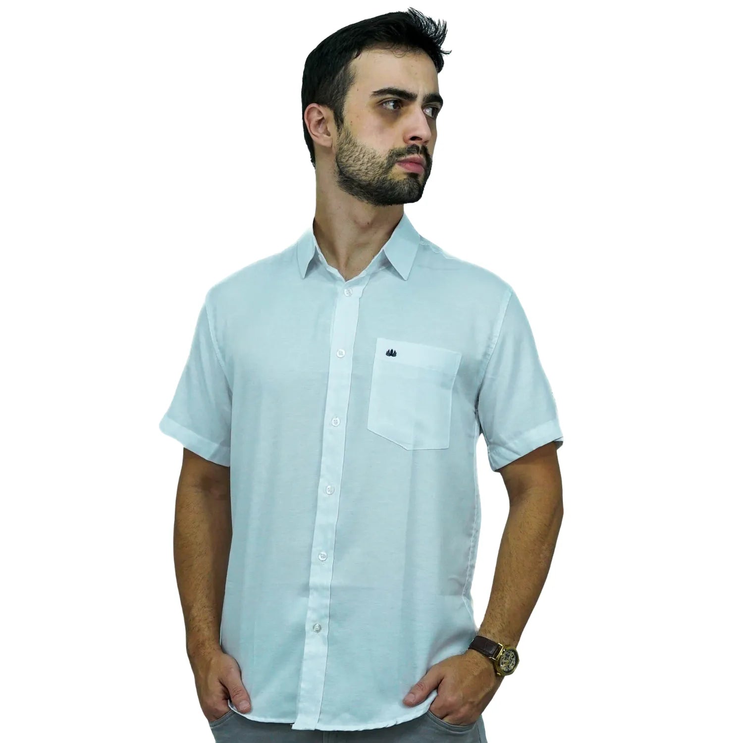Camisa social masculina manga curta com bolso, na cor branca. Foto de modelo vestindo a camisa casual da marca Absinto Men.