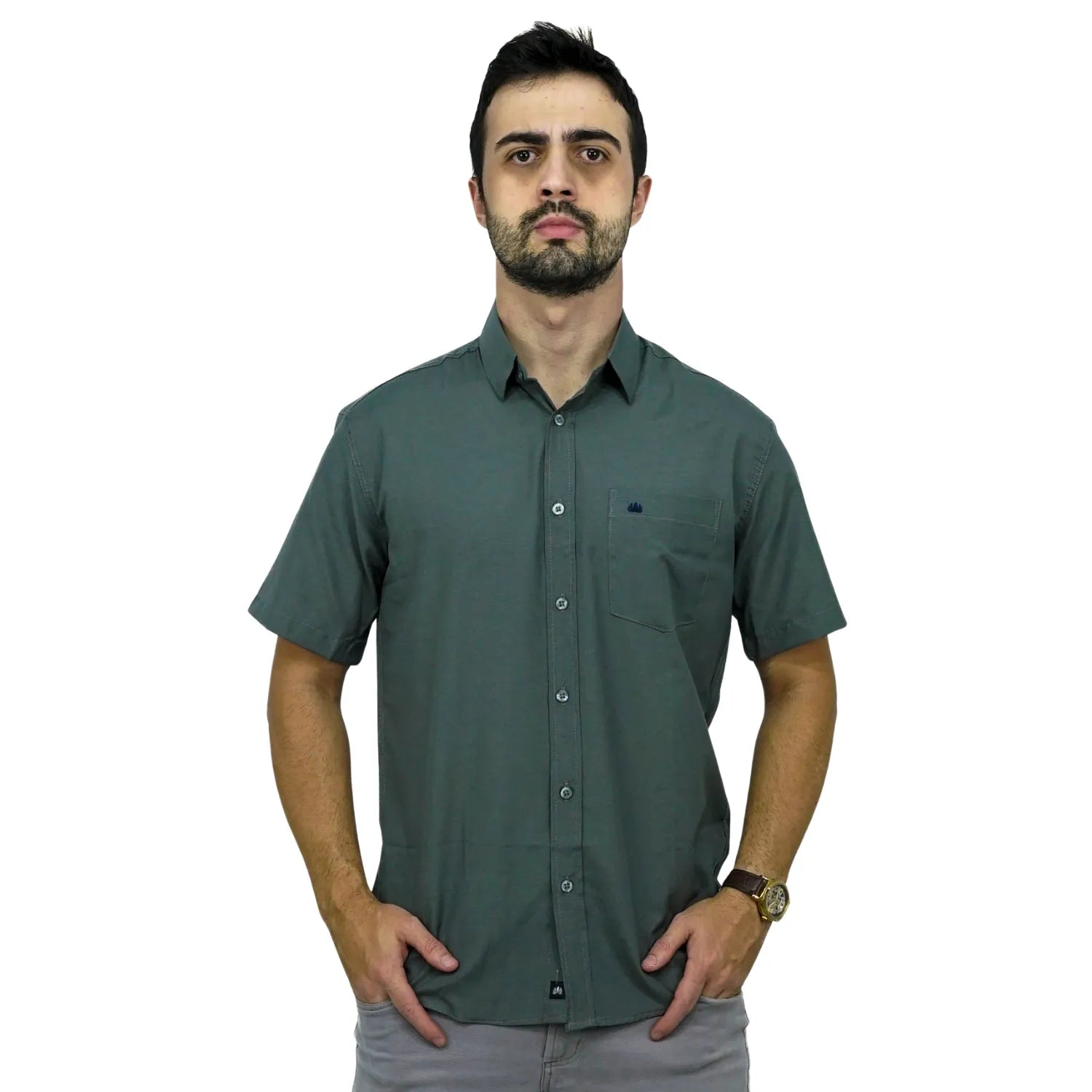 Camisa social masculina manga curta com bolso, na cor chumbo. Foto de modelo vestindo a camisa casual da marca Absinto Men.