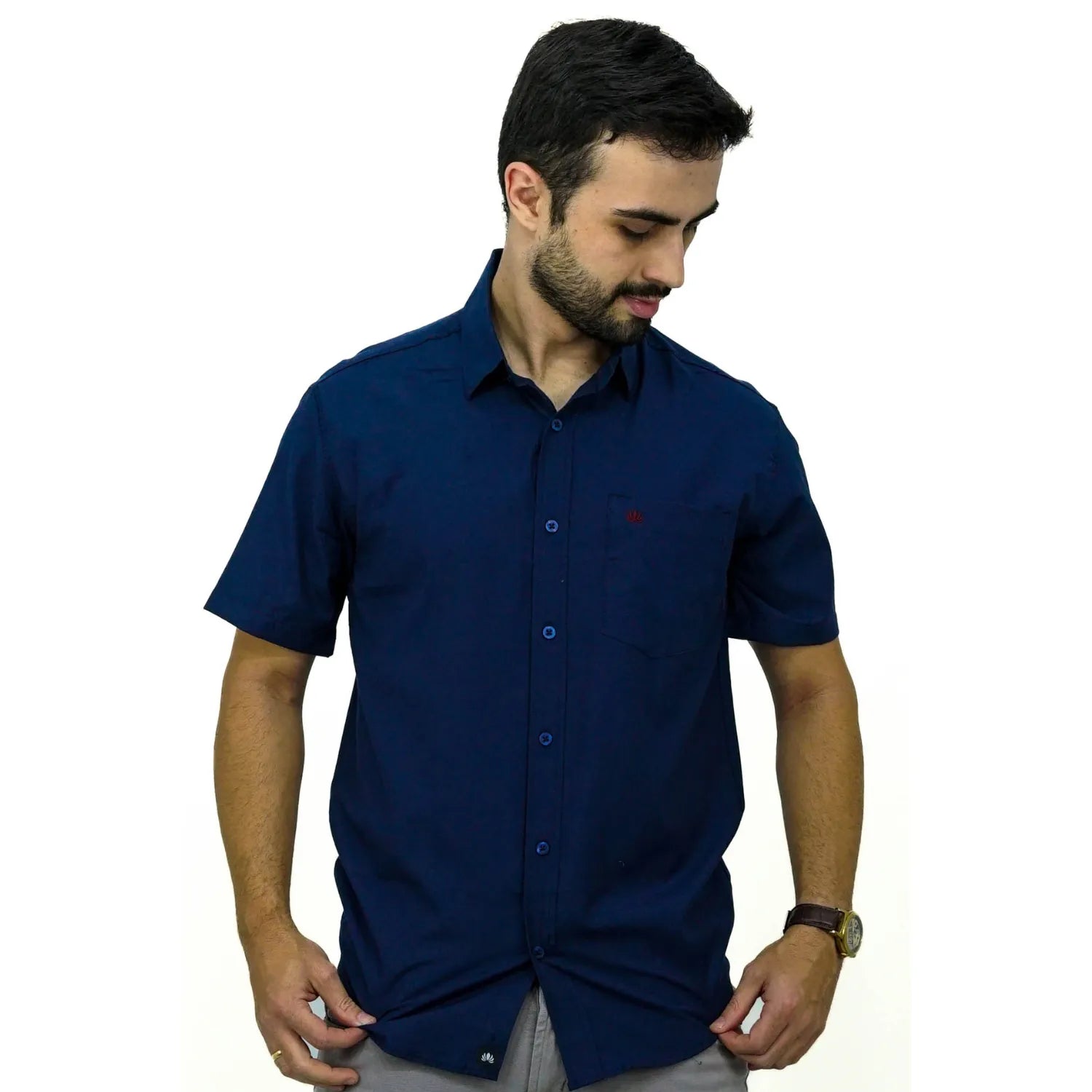 Camisa social masculina manga curta com bolso, na cor marinho. Foto de modelo vestindo a camisa casual da marca Absinto Men.