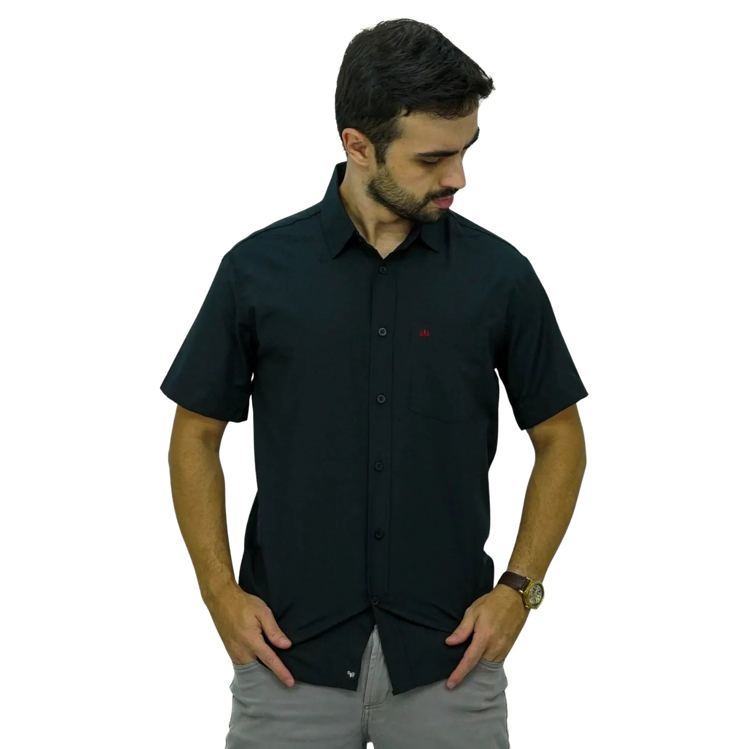 Camisa social masculina manga curta com bolso, na cor preta. Foto de modelo vestindo a camisa casual da marca Absinto Men.