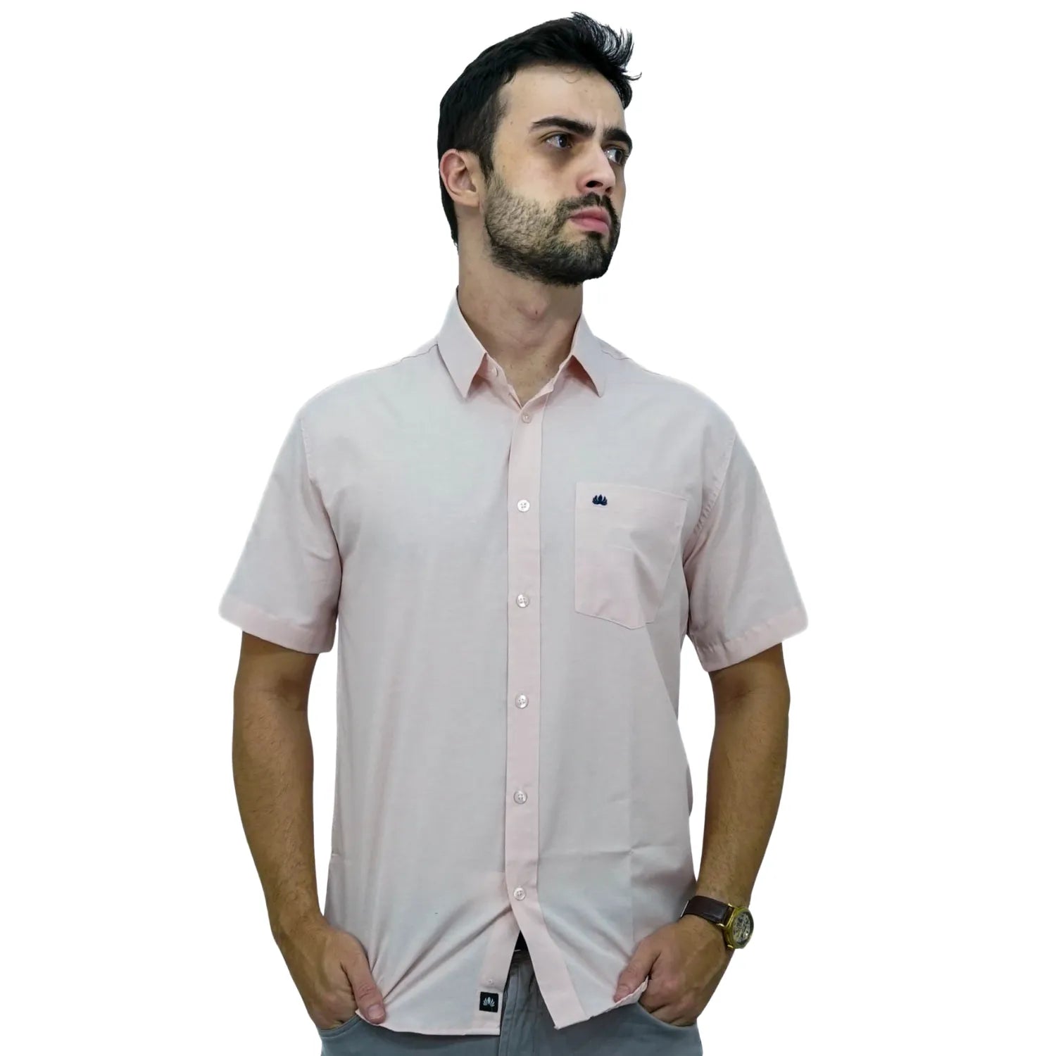 Camisa social masculina manga curta com bolso, na cor rosa. Foto de modelo vestindo a camisa casual da marca Absinto Men.